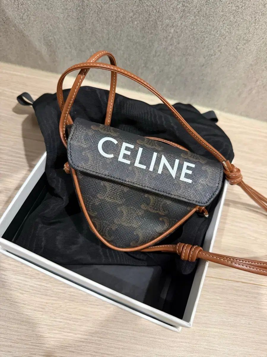 ほぼ os セリーヌ トリオンフ トライアングル ミニバッグ