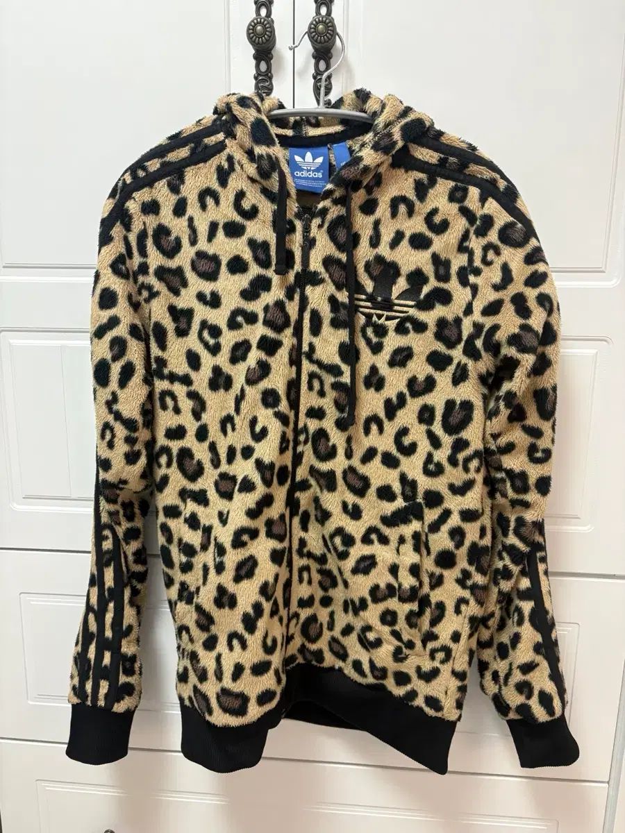 アディダス ギャル レオパード ホーピー シェルパ フードジップアップ ジャージ 85