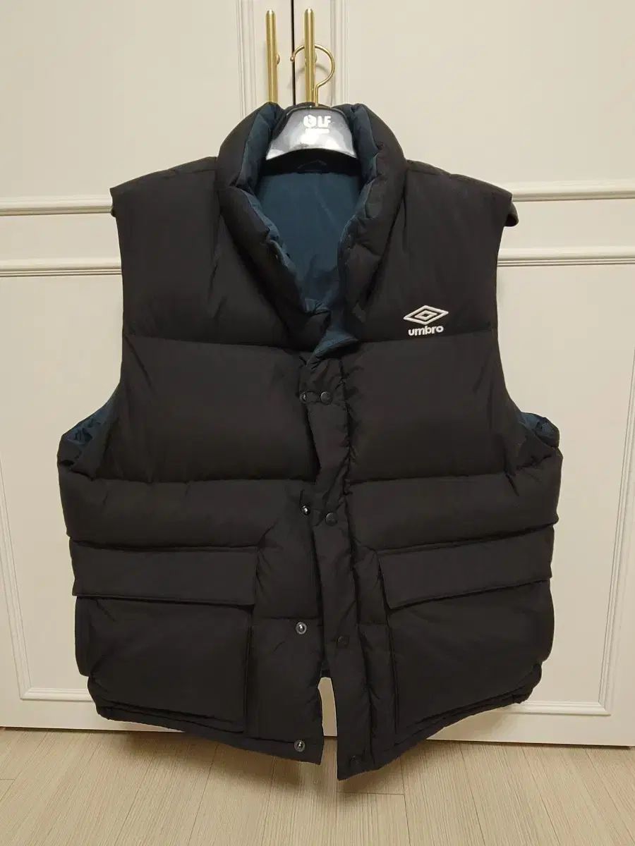 アンブロ リバーシブル ダウン ベスト