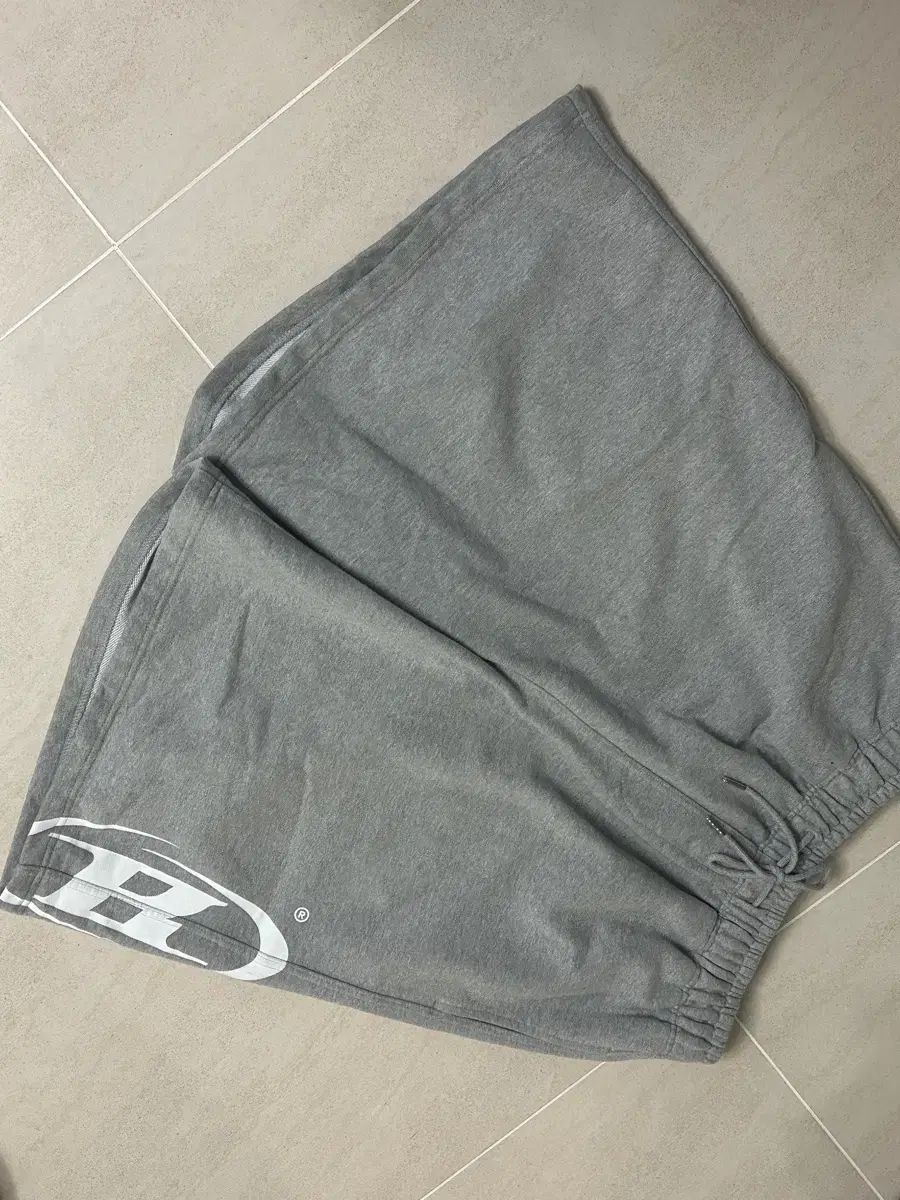 BORN TO WIN バミューダ ズボン グレー