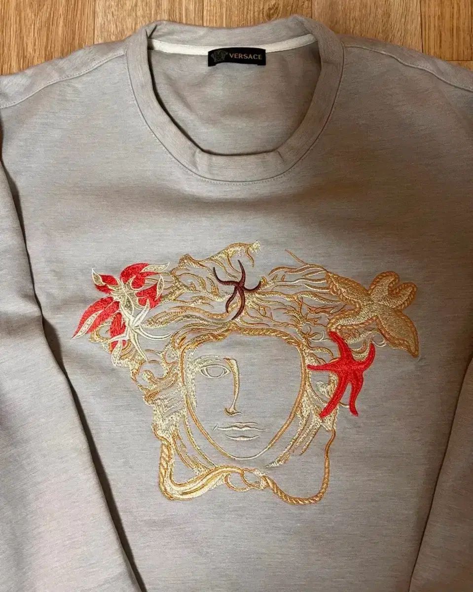 ヴェルサーチェ メドゥーサ 刺繍 スウェット Tシャツ