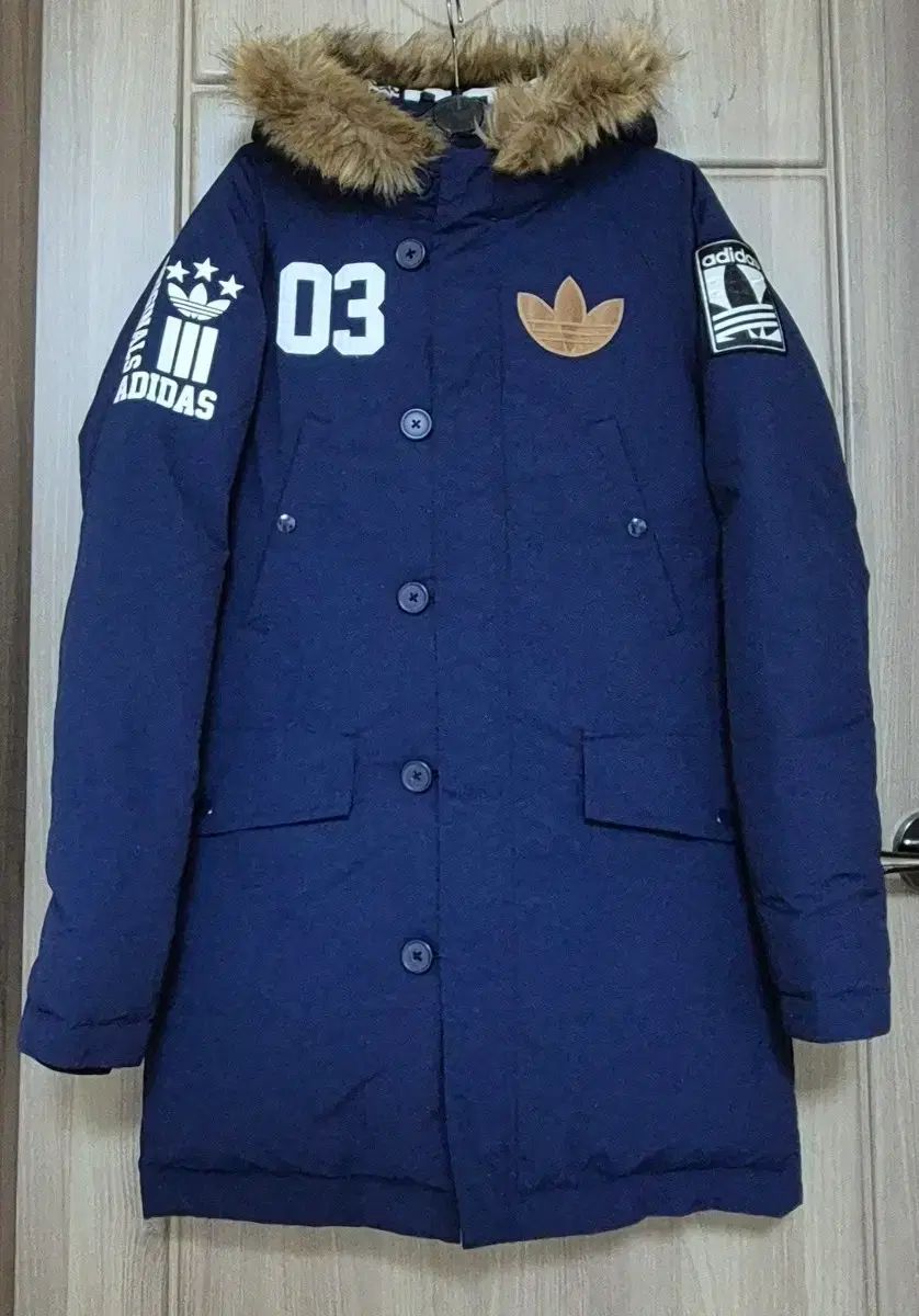 アディダス バッジ ダウンジャケット ユニセックス 90