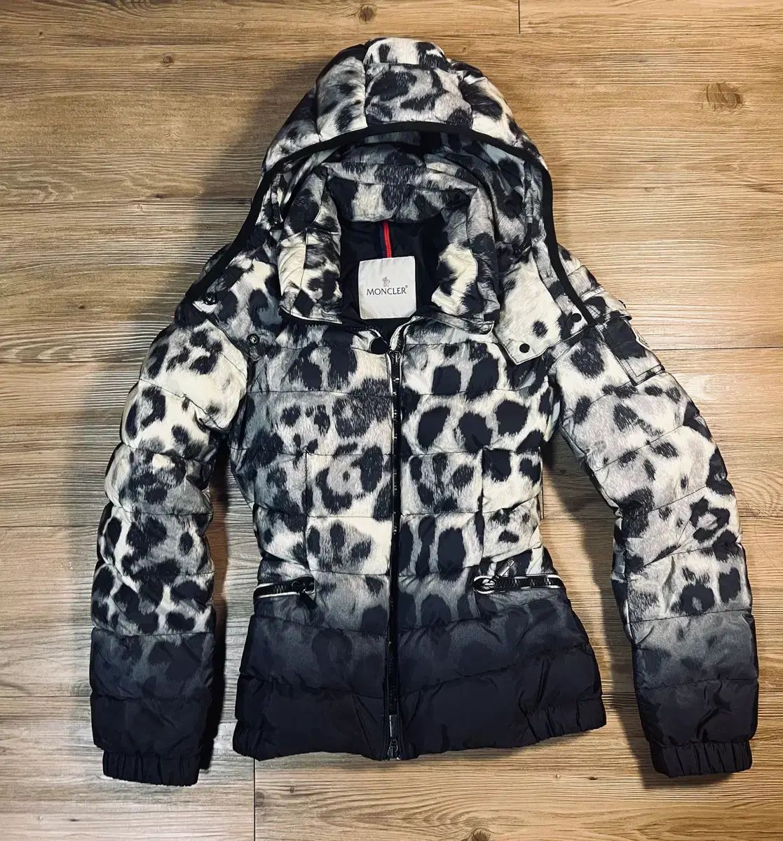 アイテム MONCLER モンクレール スリムフィット ヒョウ柄 レオパード レディース フード ダウン