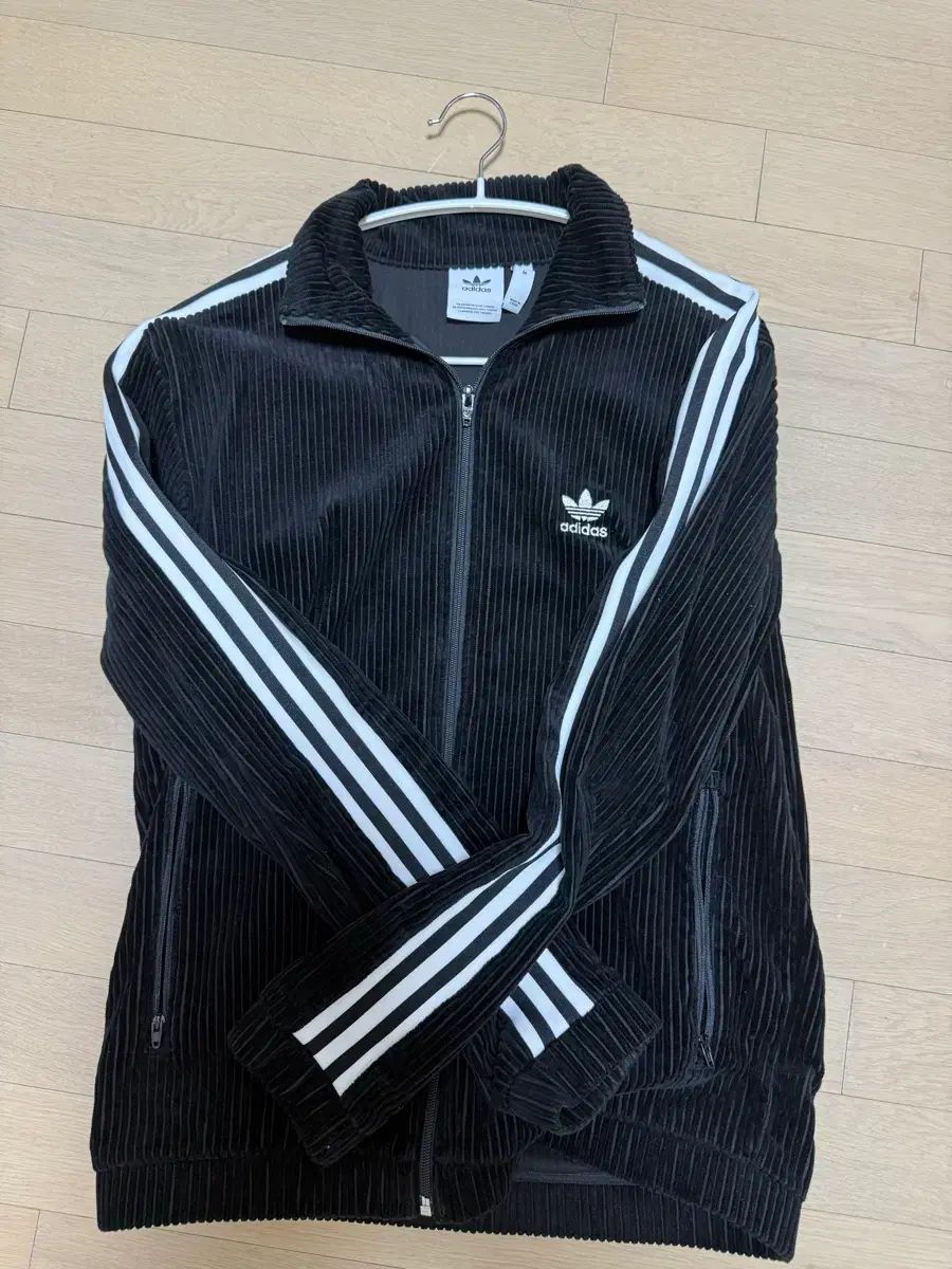 アディダス ブラック コーデュロイ 3本線 トラックジャージ