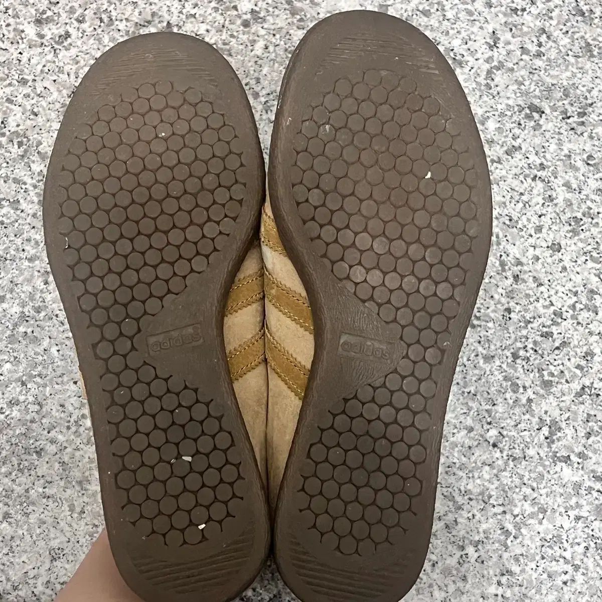 アディダス タバコ パントン メサ 235