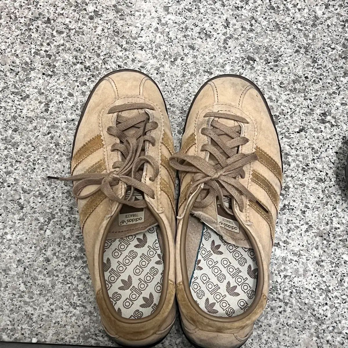 アディダス タバコ パントン メサ 235