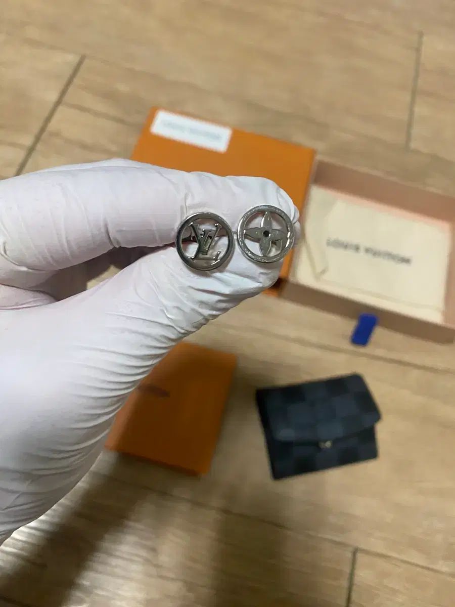 ルイヴィトン LV キャッチ カフ M 80188