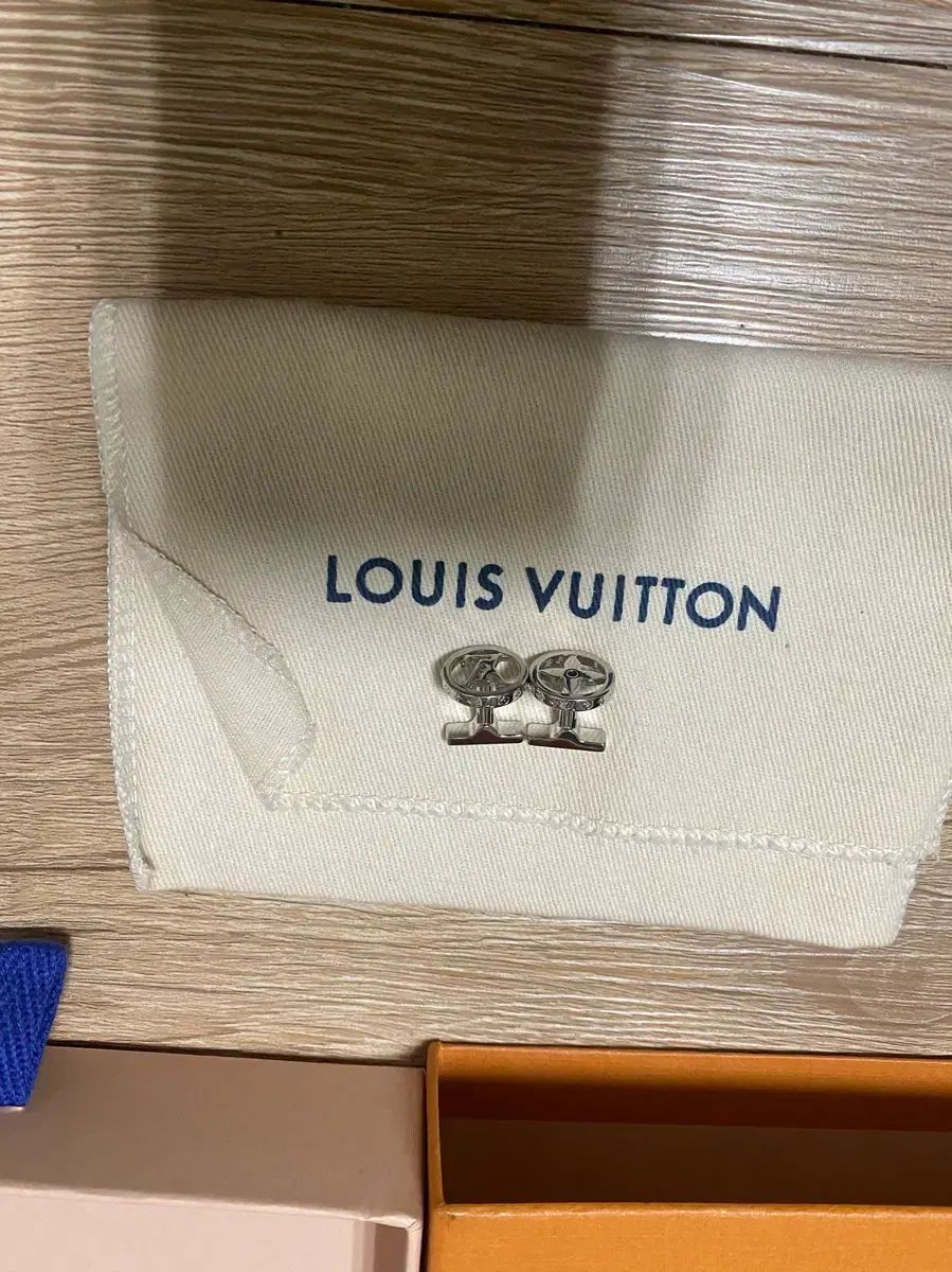 ルイヴィトン LV キャッチ カフ M 80188