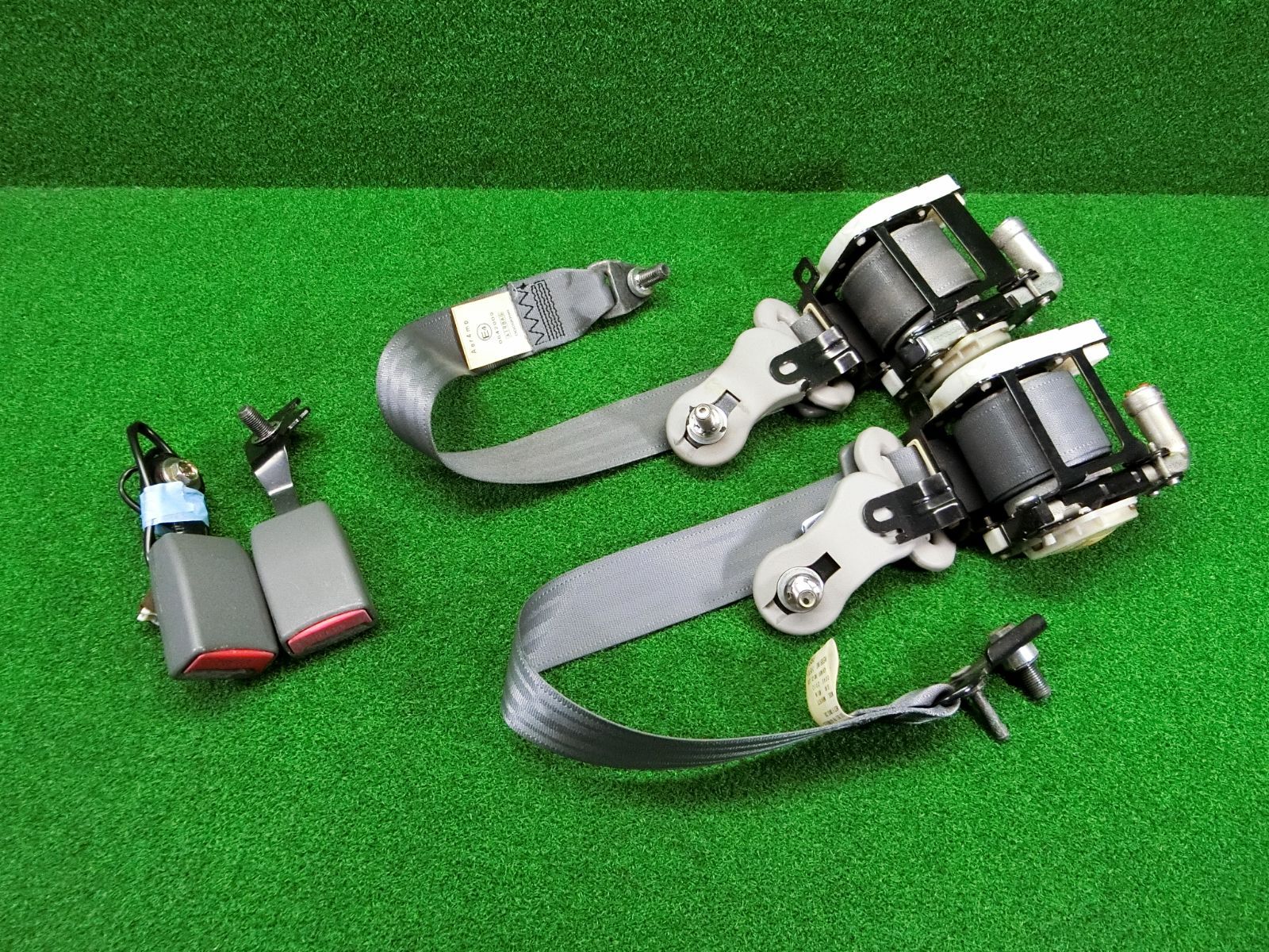 13015 日産 NV 100 クリッパー U 71 V フロント シートベルト 左右セット キャッチ M 89197 T 89198