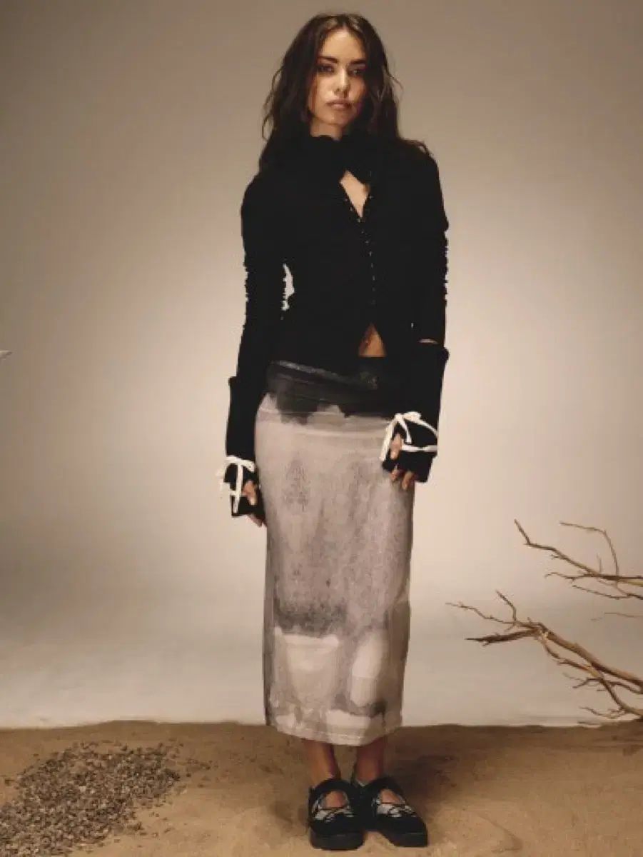 GLOWNY AMBER BUTTON CARDIGAN BLACK