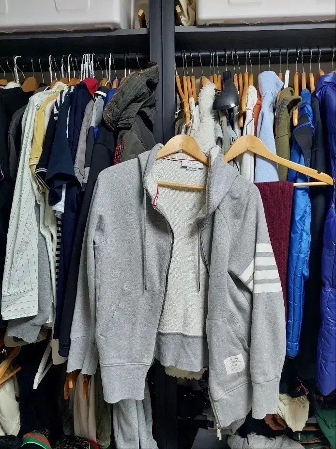 トム ブラウン 斜めボーダー WHO ジップアップ パーカー グレー