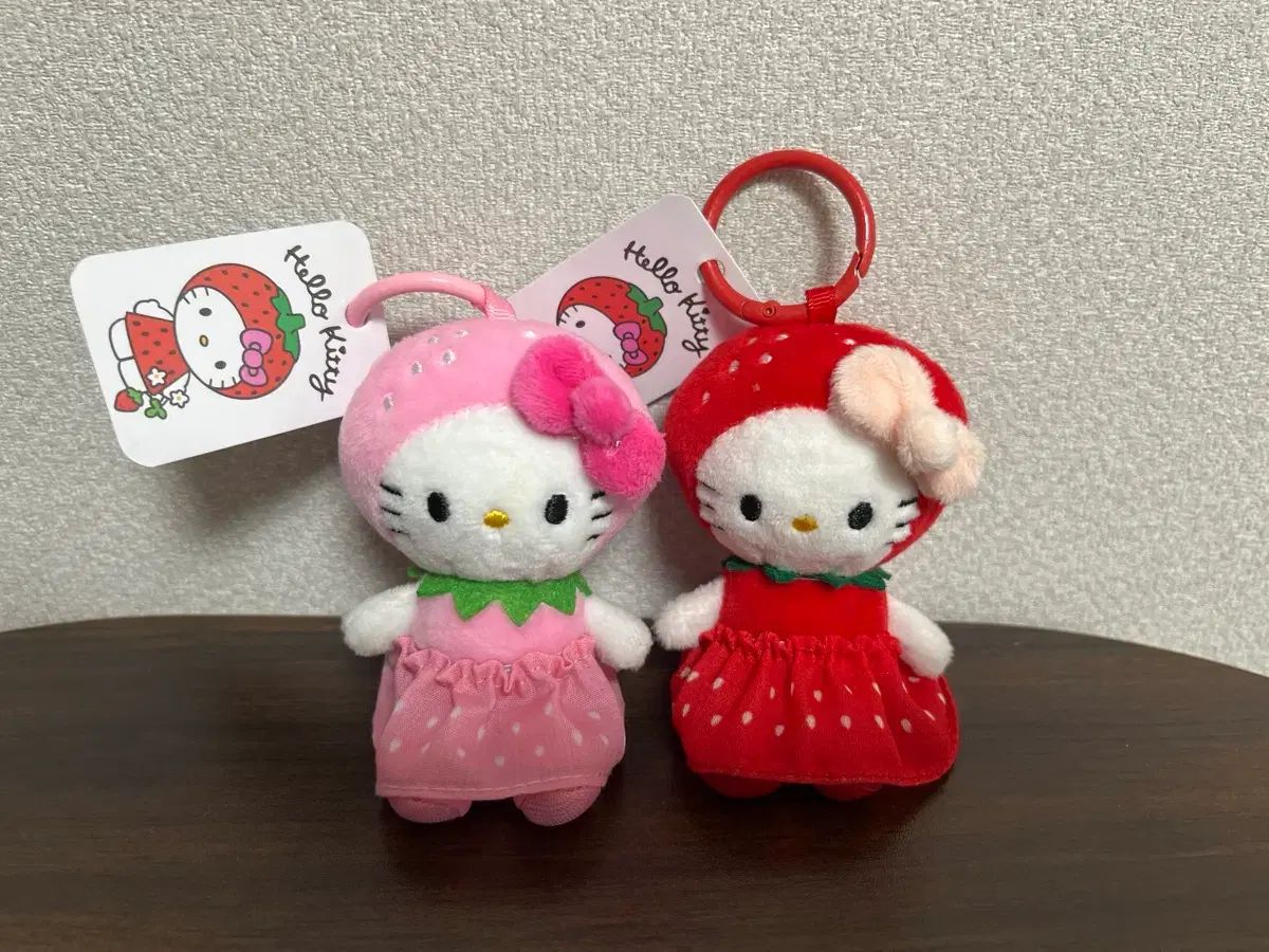 サンリオ ハローキティ いちご キーホルダー 2種セット ピンク、レッド