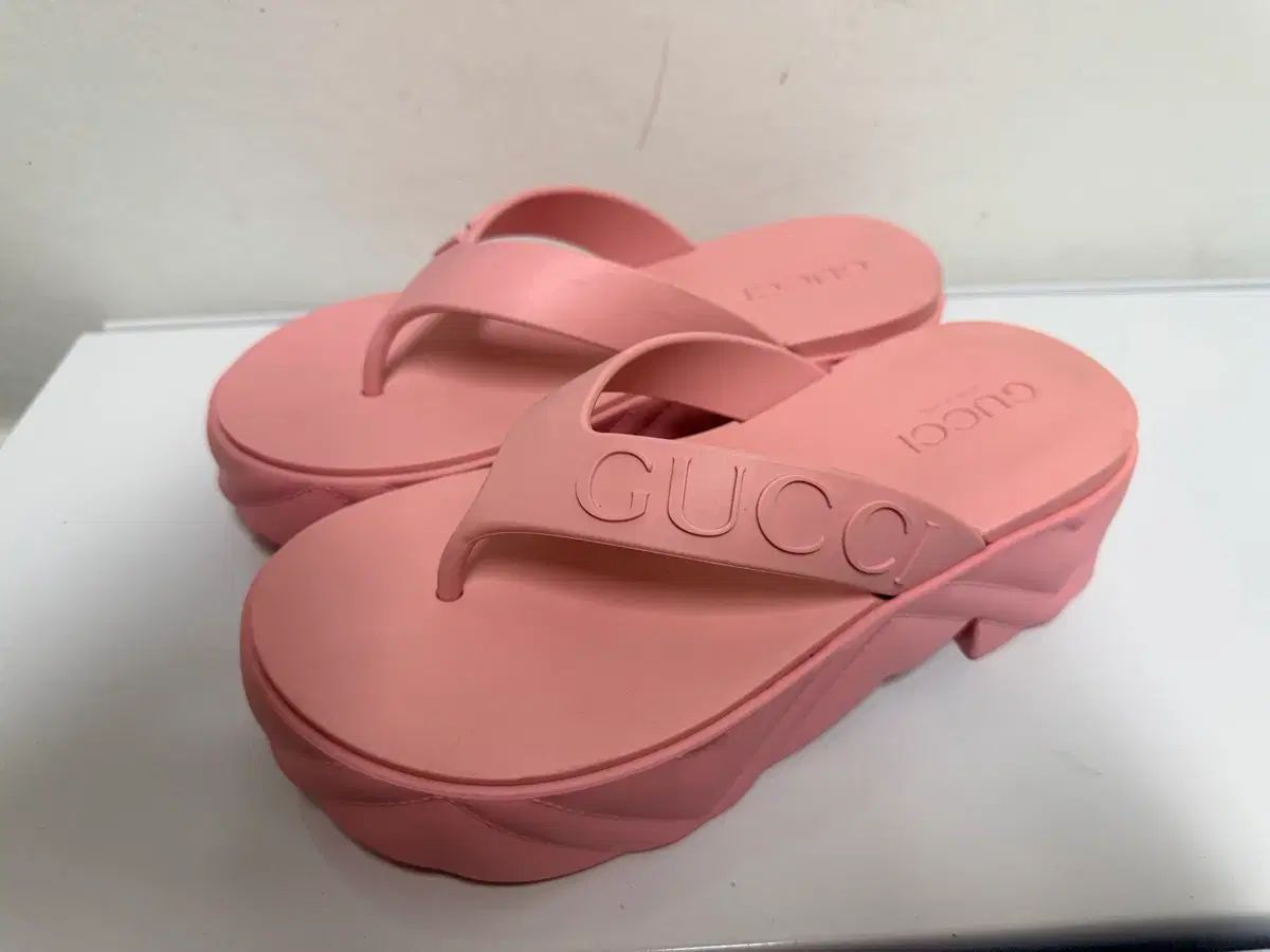 グッチ GG ラバー フラットフォーム フリップフロップ サンダル ピンク 35