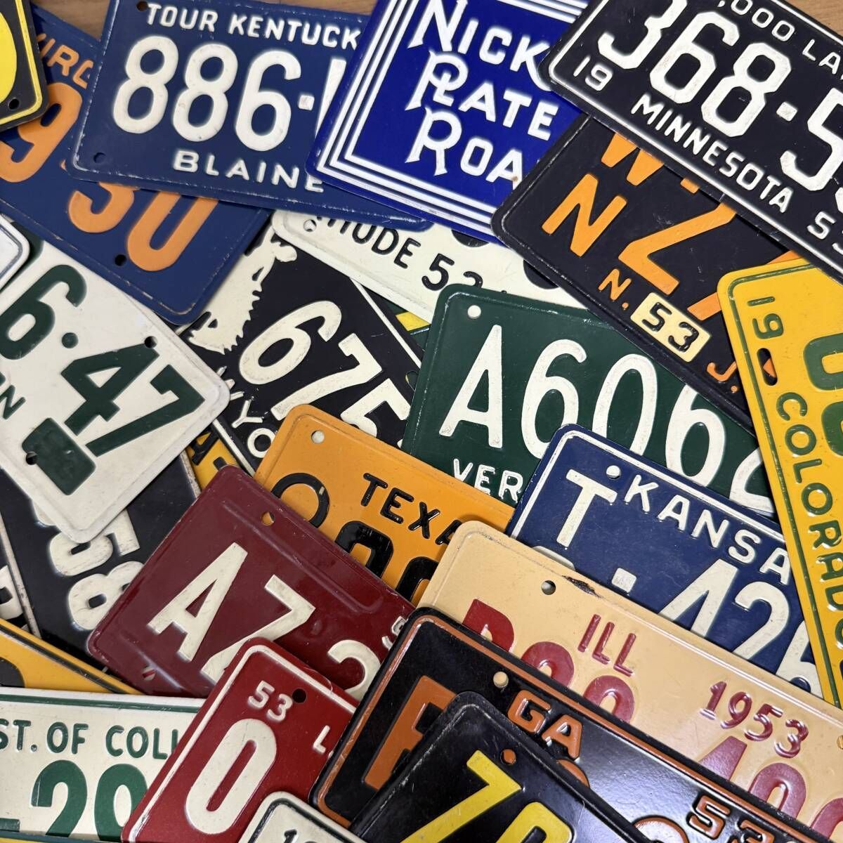 A アメリカ ミニナンバープレート セット ヴィンテージ USロット 当時物 レトロ 金属 プレート 古着 雑貨 店舗 装飾 まとめ売り まとめて ビンテージ 壁掛 ディスプレイ インテリア ガレージ 世田谷ベース 什器 州別 アメリカン Q 548