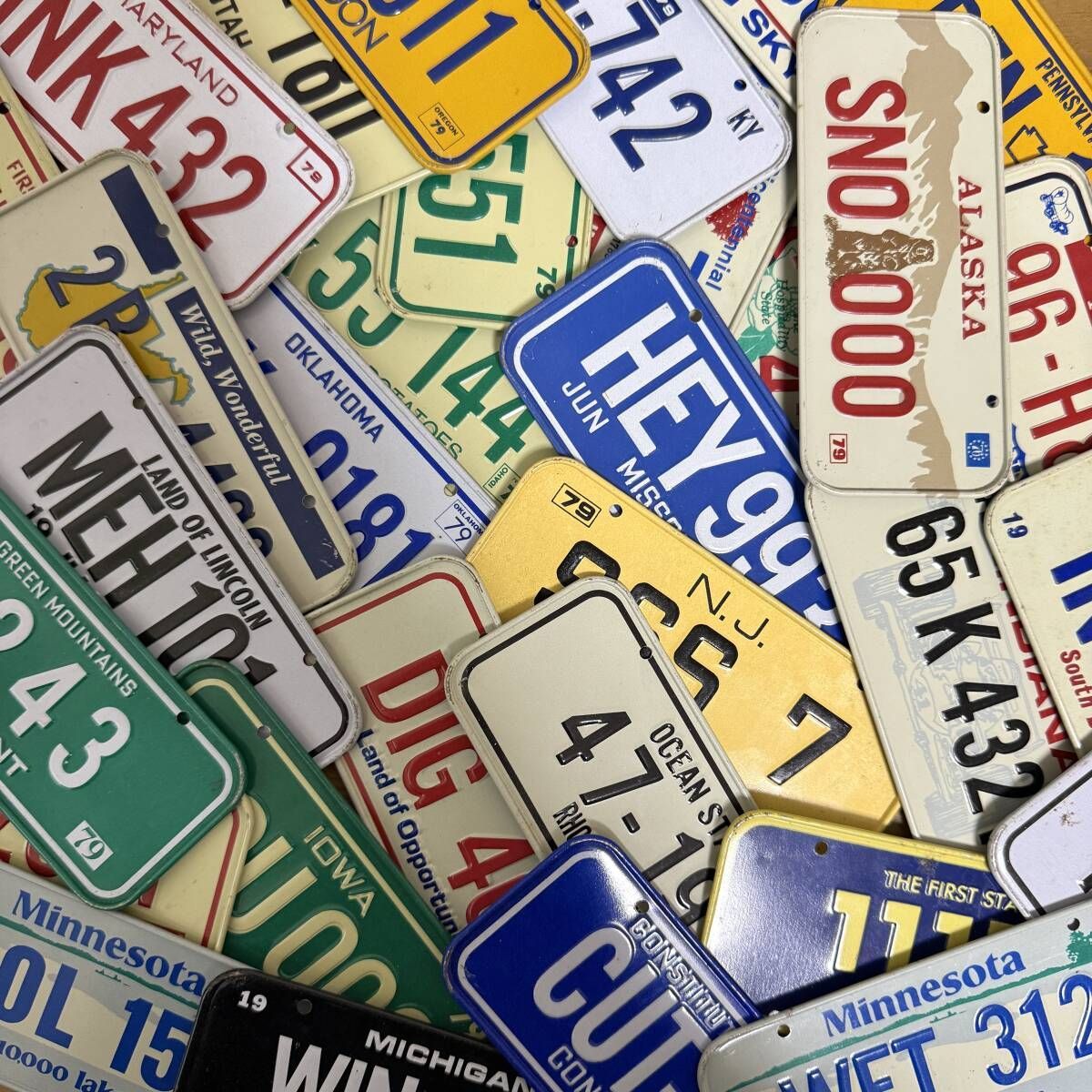B アメリカ ミニナンバープレー セット ヴィンテージ USA 大量 まとめ売り まとめて 卸売 ビンテージ アンティーク アクセント コレクタブル コレクション 品 DIY 素材 オブジェ レトロ 小物 西海岸 装飾 Q 536
