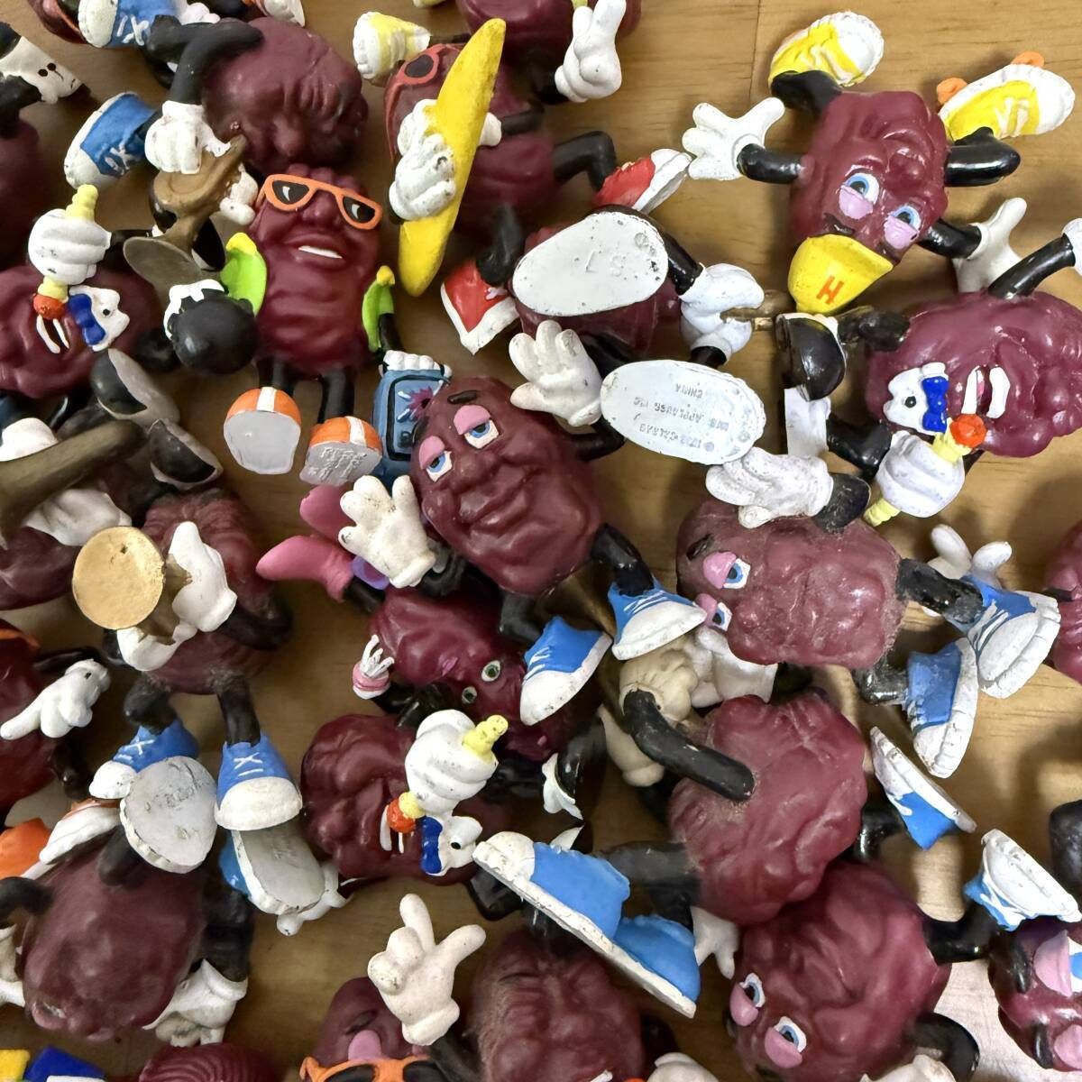 A 43点 カリフォルニアレーズン ヴィンテージ フィギュア セット 大量 まとめ売り まとめて アメリカ 当時物 ノベルティ 人形 USA 雑貨 古着 ディスプレイ アメトイ キャラクター 広告 企業物 昭和レトロ コレクション Q 532
