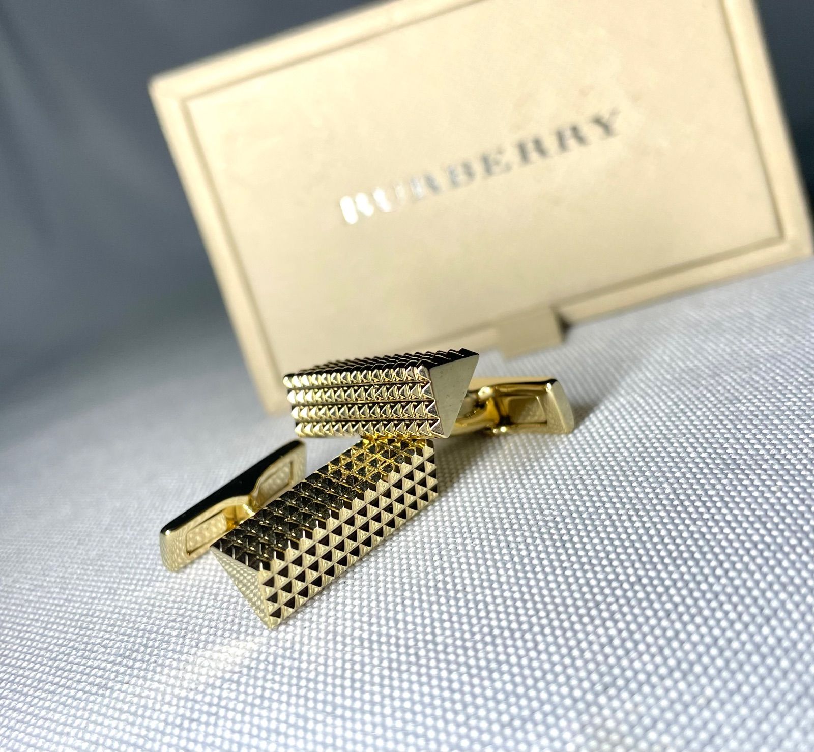 美品 近年モデル Burberry バーバリー ダイヤカット 立体