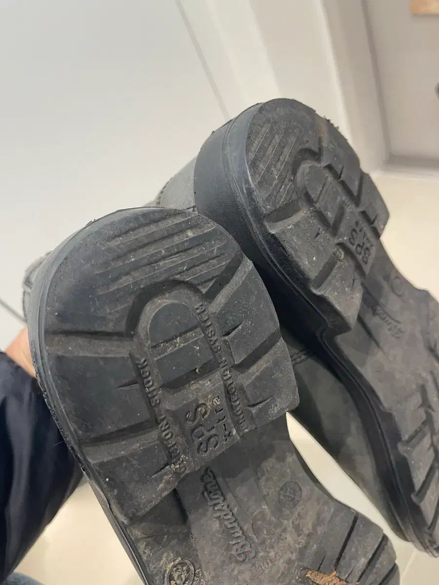 ラスティックブラック