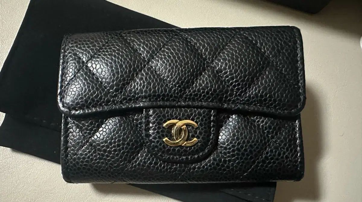 シャネル キャビア ブラック カードウォレット ゴールドロゴ