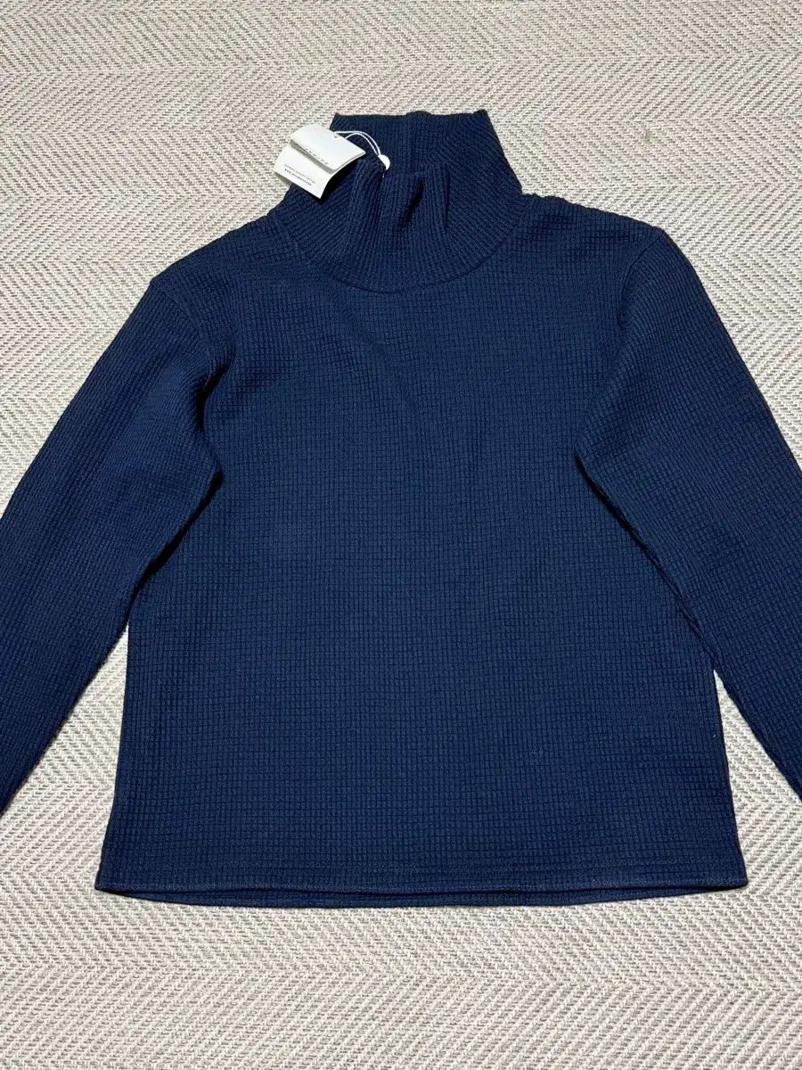 Aecawhite ネイビーブルー ゴージ タートルネック