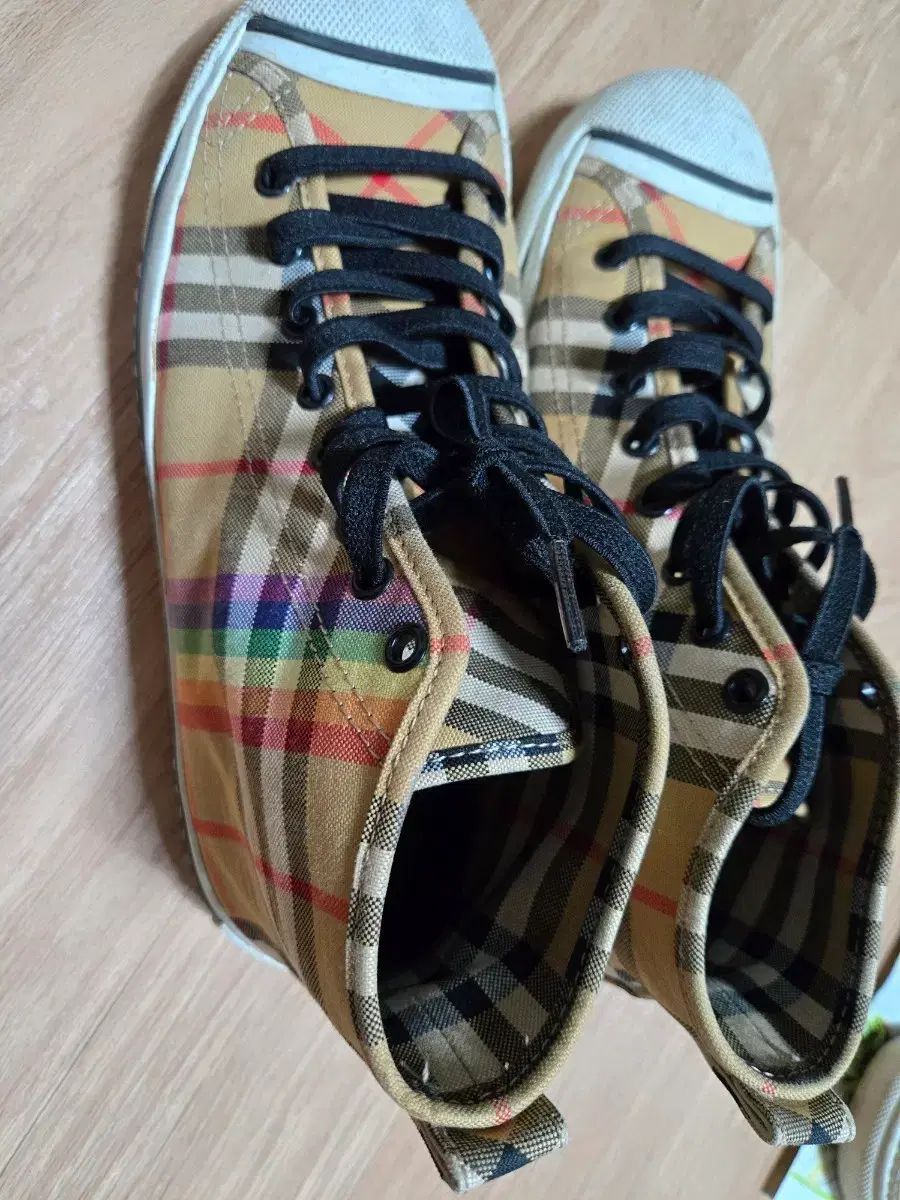 バーバリー チェック ハイトップ スニーカー