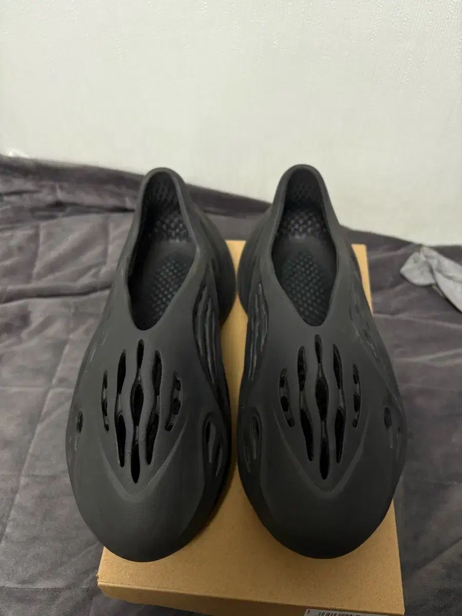  イージーブースト フォームランナー オニキス 275 サンダル サンダル