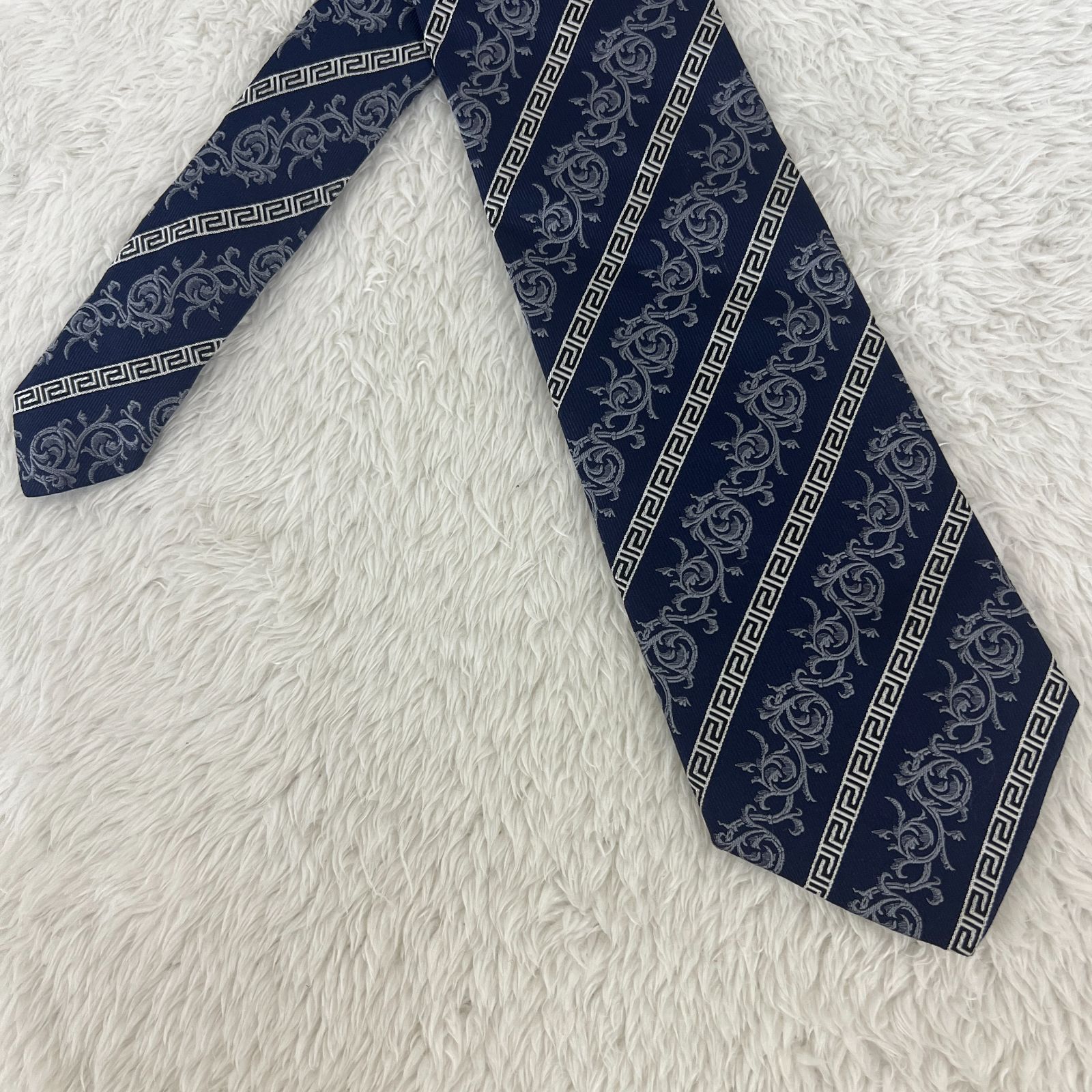 美品 ヴェルサーチ ネクタイ シルク ストライプ バロック柄 イタリア製 水色 美品 ヴェルサーチ ネクタイ シルク ストライプ バロック柄 イタリア製
