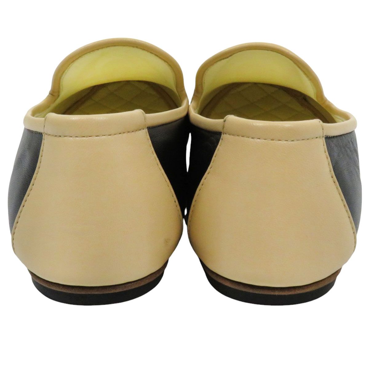 CHANEL ベージュと黒のレザーシューズ CHANEL ベージュと黒のレザーシューズ シャネルの新作バイカラー