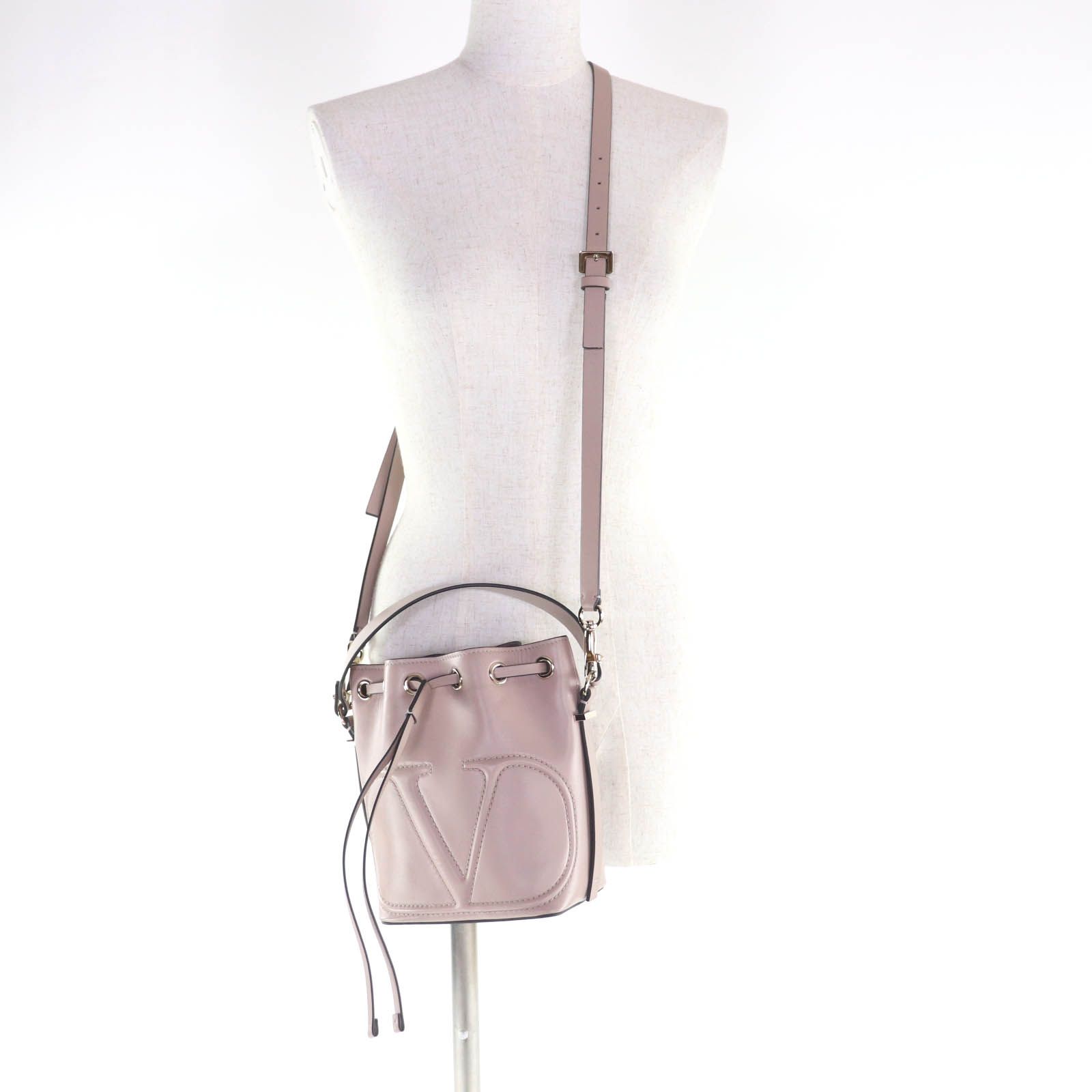 極美品★Valentino Garavani ヴァレンティノガラヴァーニ Vロゴ バケット 2WAY レザー ショルダーバッグ ピンクベージュ 保存袋付き 伊製 極美品☆Valentino Garavani ヴァレンティノガラヴァーニ Vロゴ