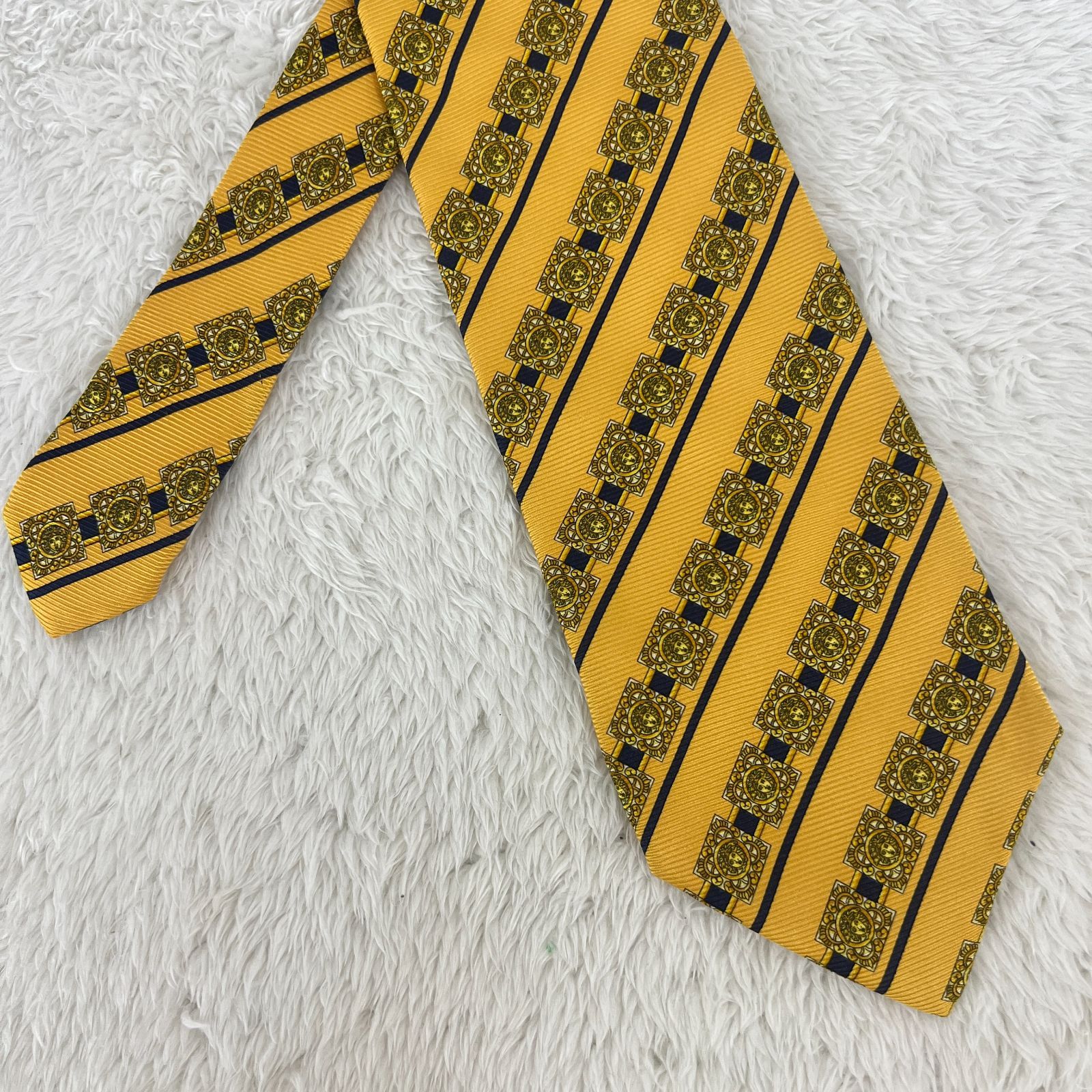 美品 ジャンニヴェルサーチ ネクタイ シルク メデューサ グレカ模様 ジャカード 美品》GIANNI VERSACE (ジャンニヴェルサーチ) シルクネクタイ 総柄