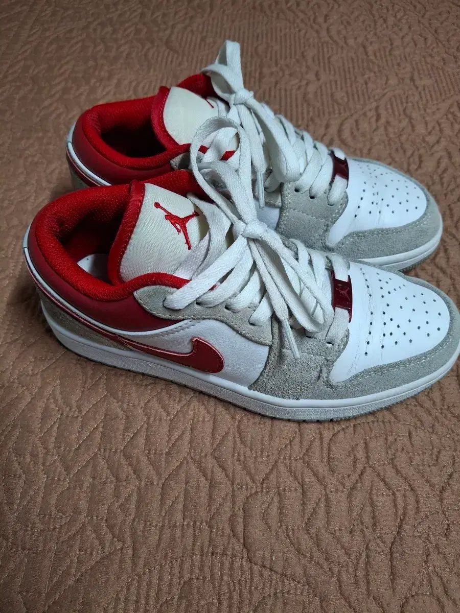 225 NIKE ジョーダン 1 ロー ジムレッド スニーカー 2205