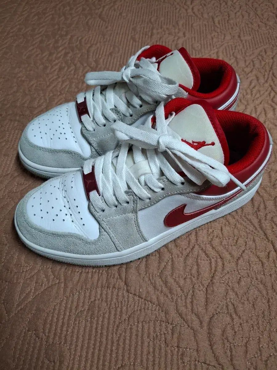 225 NIKE ジョーダン 1 ロー ジムレッド スニーカー 2205