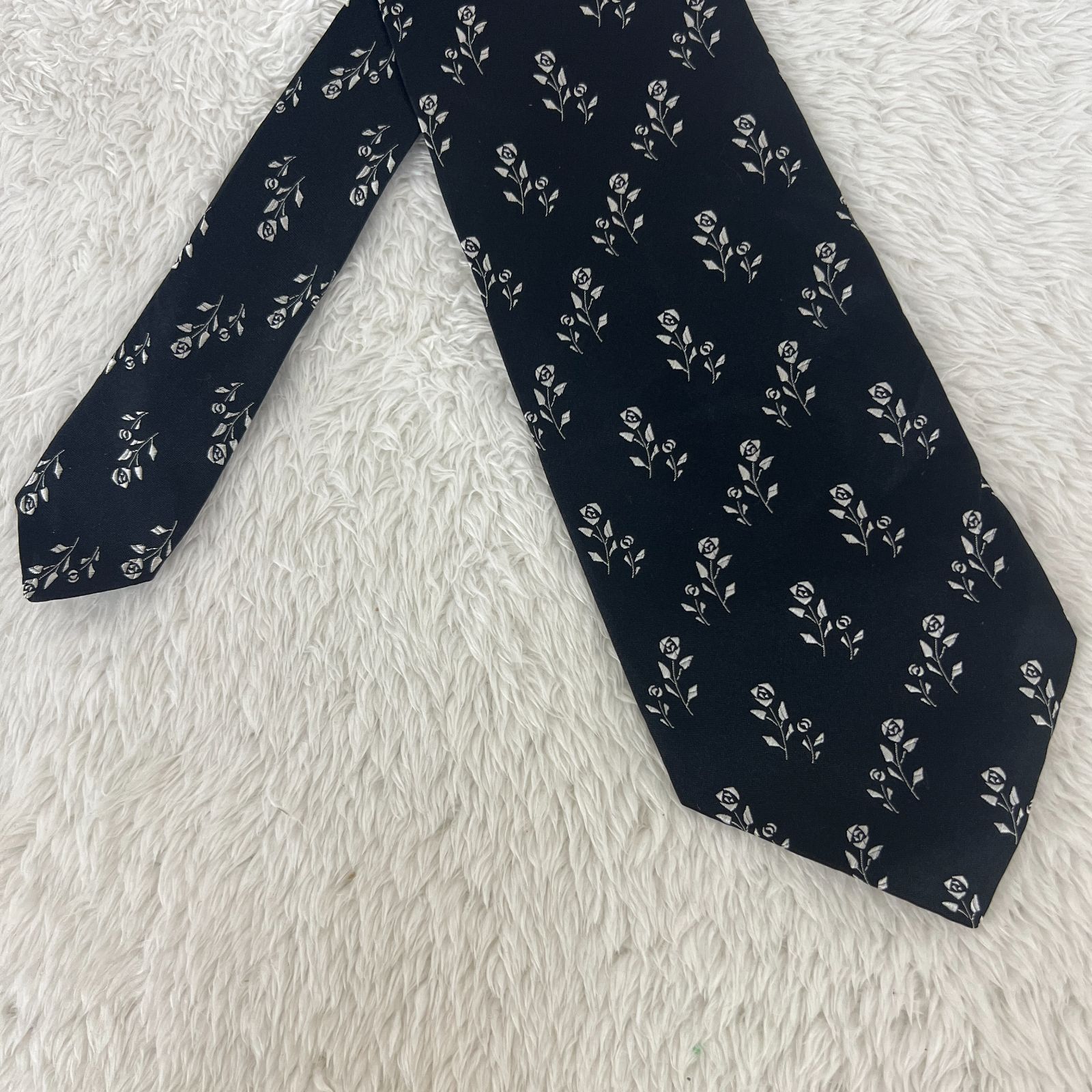 美品》GIANNI VERSACE (ジャンニヴェルサーチ) シルクネクタイ 総柄 花