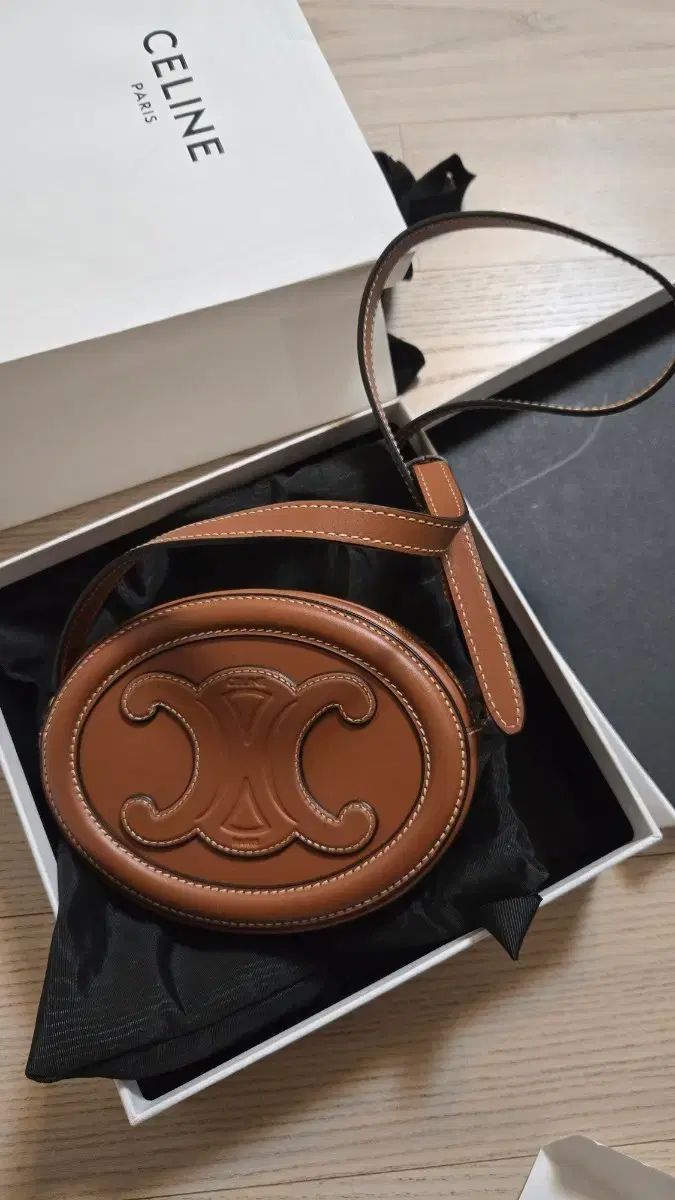 Celine セリーヌ オーヴァル パール ミニ タン