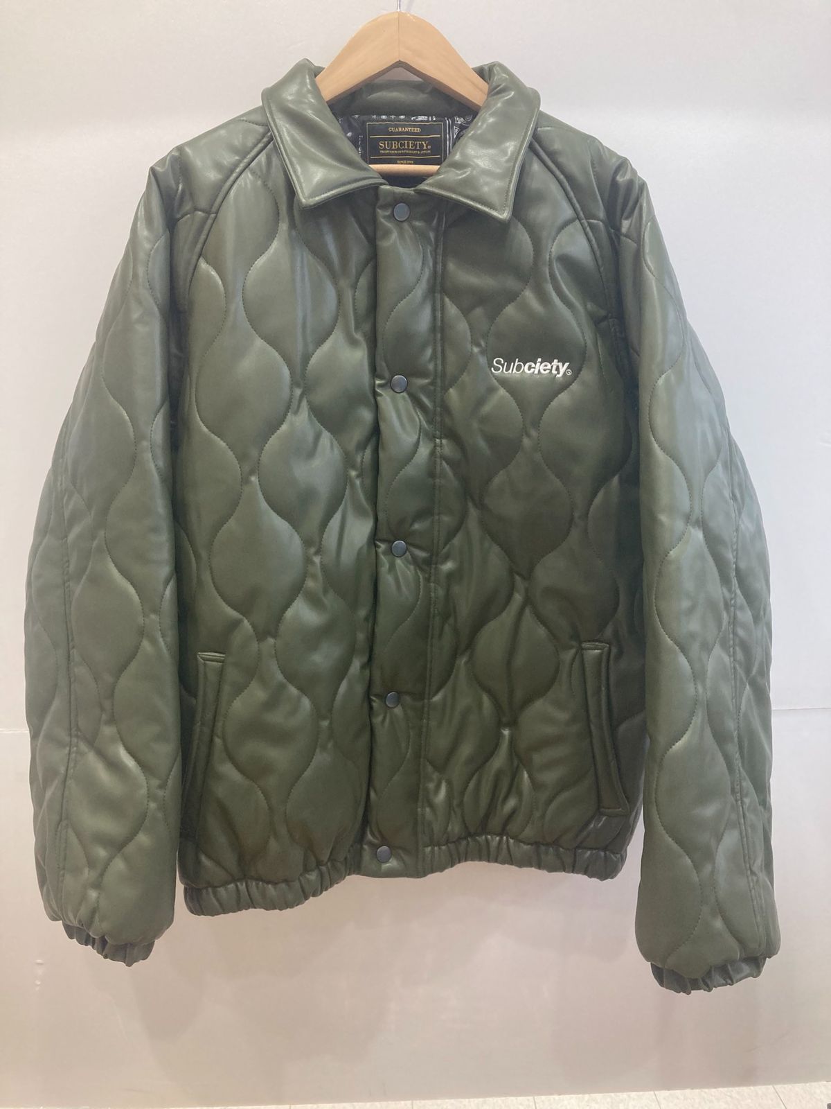 FAKE LEATHER PADDED JACKET サイズ M サブサエティー フェイクレザー 中綿 キルティング ジャケット キルト オーバーサイズ アウター ブルゾン ストリート ワンポイント ロゴ Z 0854 001 ▽214