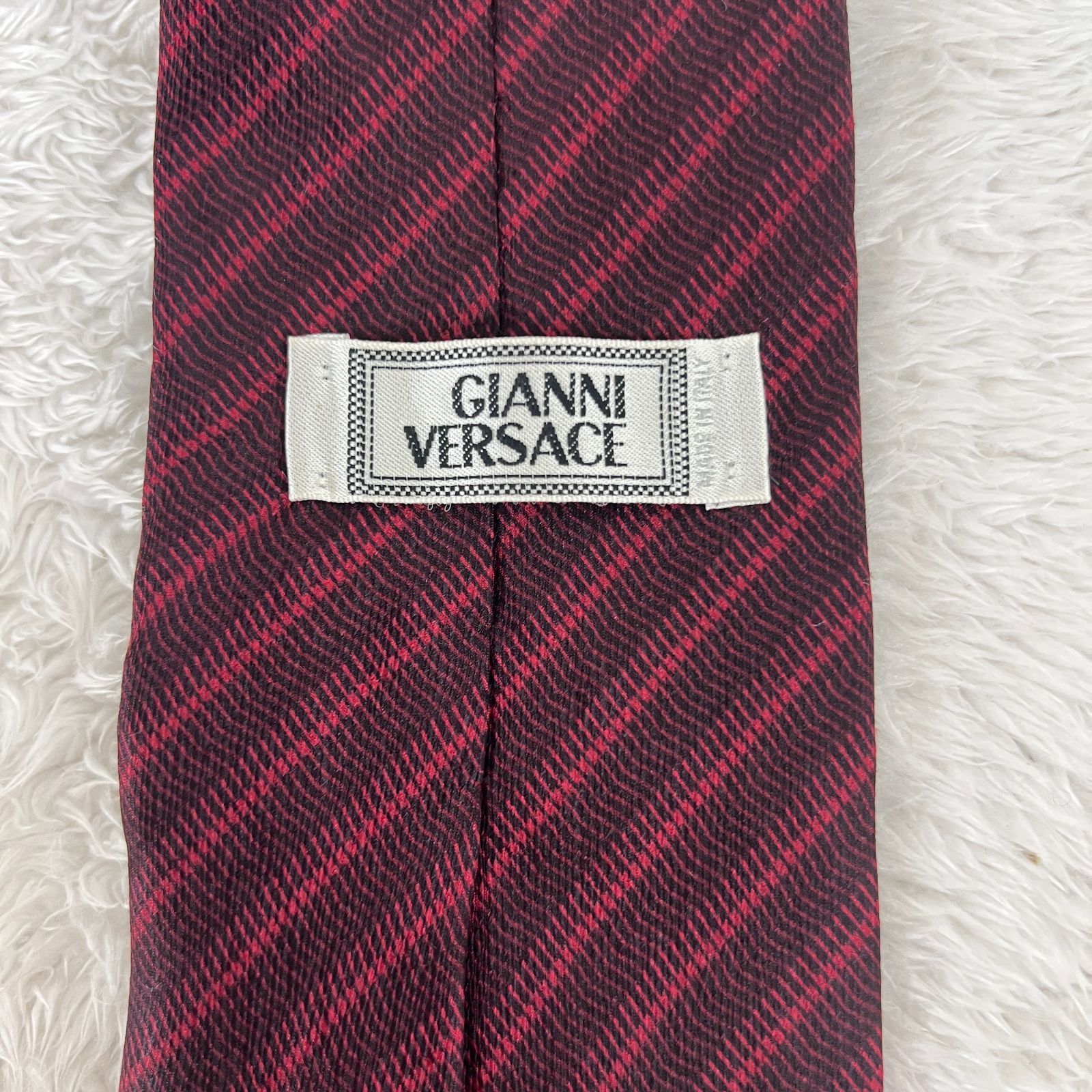 【レア】GIANNI VERSACE タイ　赤 美品》GIANNI VERSACE (ジャンニヴェルサーチ) シルクネクタイ 総柄