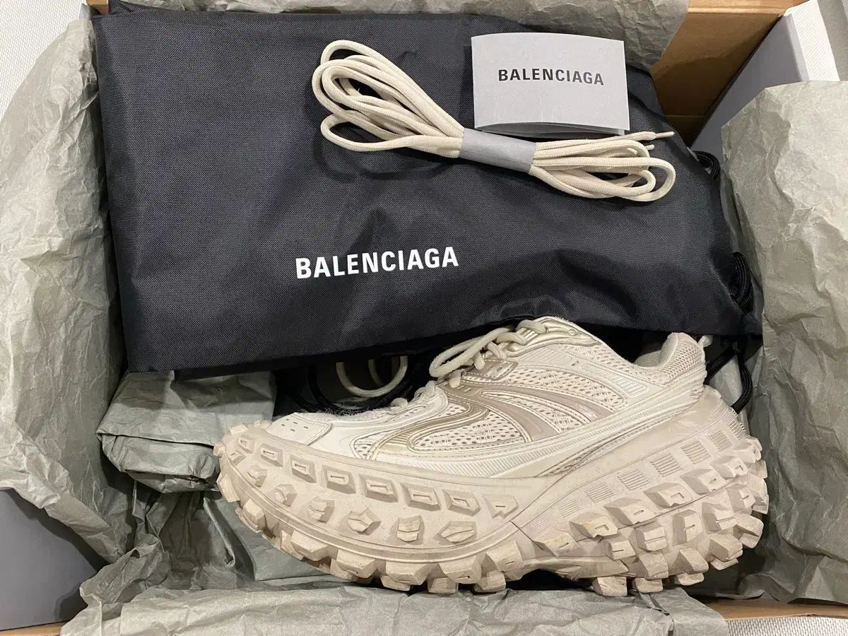 バレンシアガ ディフェンダー ベージュ Eu40 - メルカリ