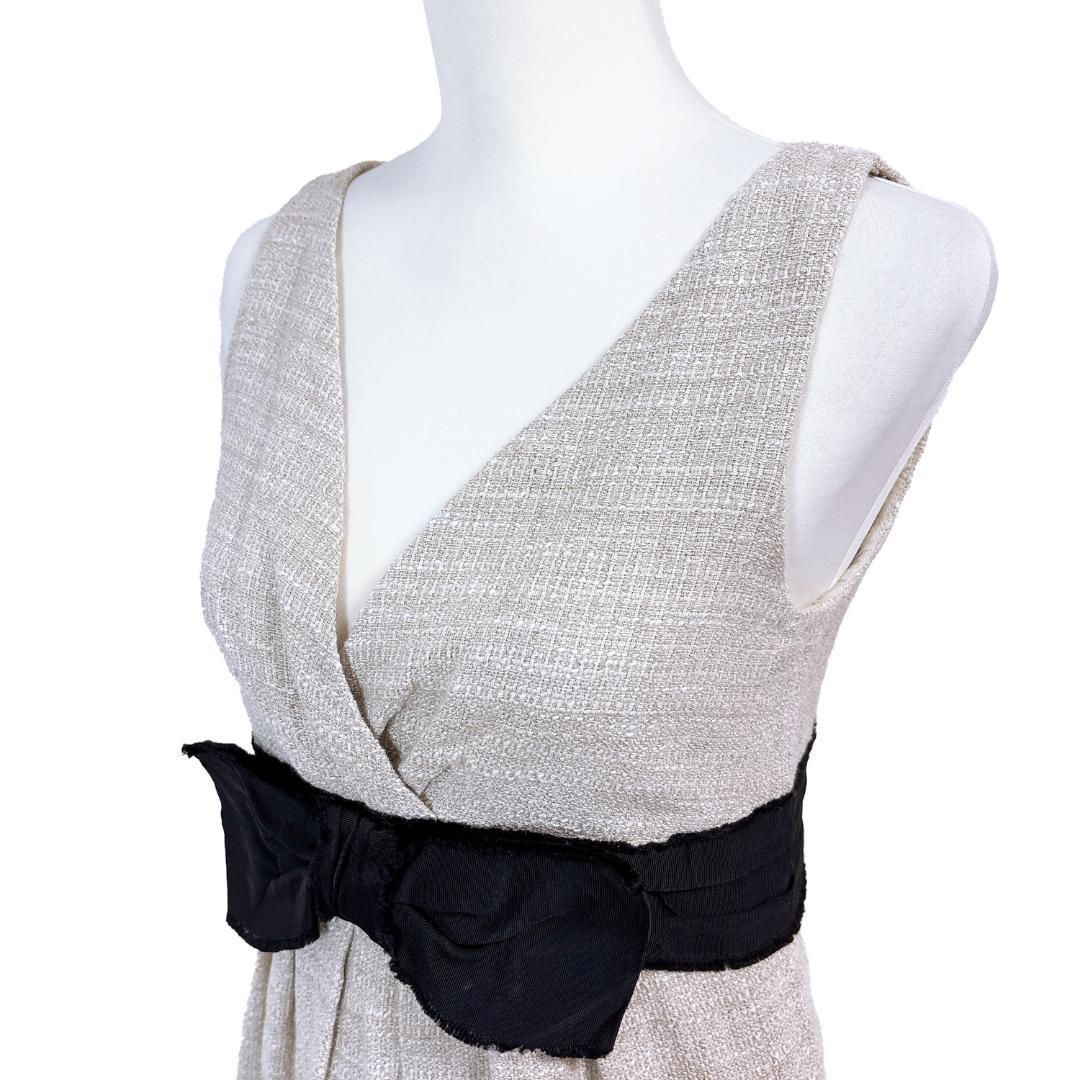 Vネックノースリーブワンピース