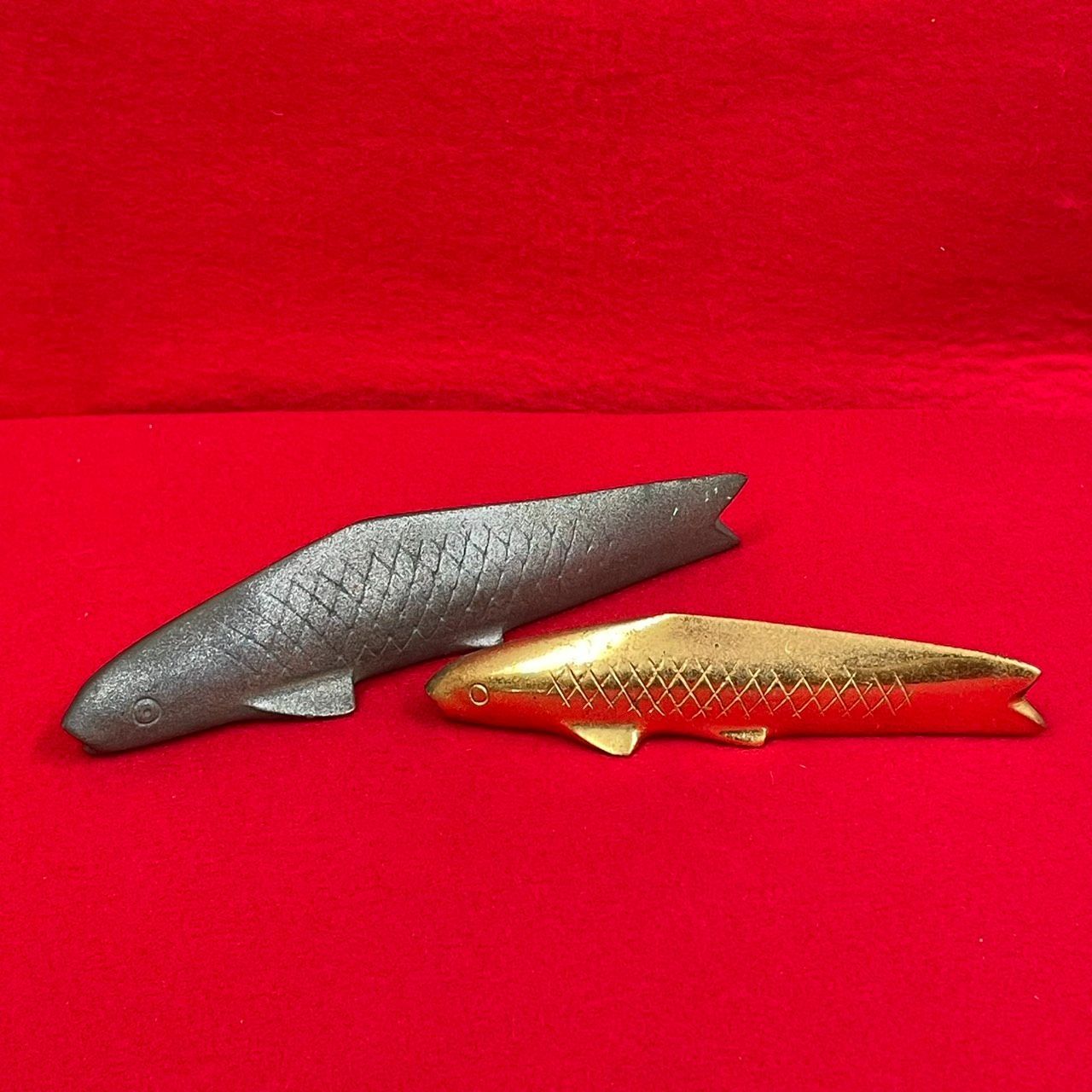 双鯉 平松宏春作 文鎮 ペーパーウェイト オブジェ 置物 金属工芸 N-21