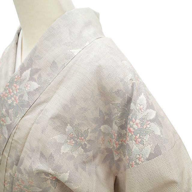 すごい値 本場大島紬 リサイクル 着物 袷 正絹 白大島 7マルキ 白 草花 白吉祥 たかし カジュアル 上質 仕立て上がり 身丈158 裄丈64 Ｍサイズ 普段着 観劇 お食事 ショッピング リユース すごいね みやがわ nek 01577