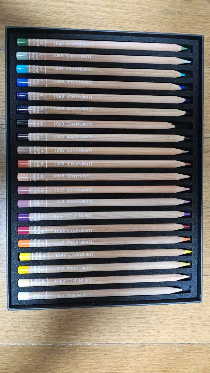 カランダッシュ ルミナンス 6901 人物画 色鉛筆