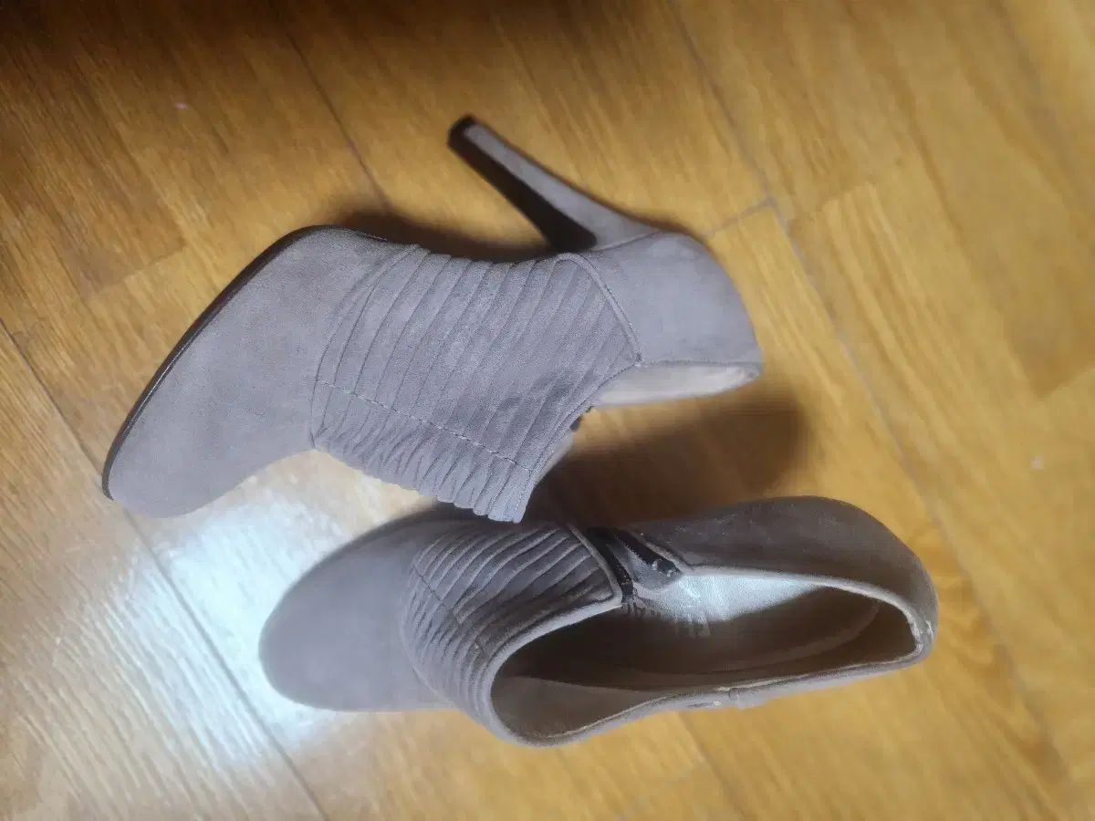 フェラガモ スウェード アンクルブーツ ヒール 235