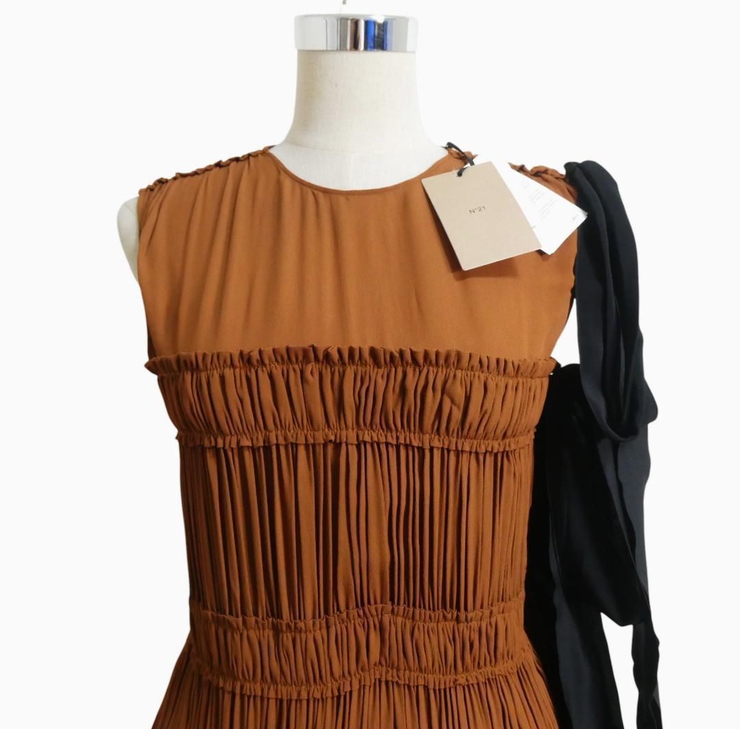 ♥ N°21 ヌメロヴェントゥーノ サイズ38 アセテート シルク プリーツ リボン クルーネック 膝丈 ノースリーブ ワンピース ドレス 茶 ブラウン レディース