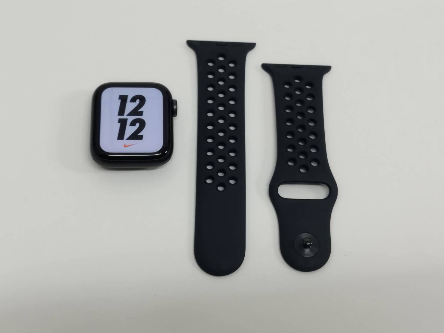 Apple Watch Nike SE 第1世代 GPS 40 mm A 2351 スペースグレー MKQ 33 J 2