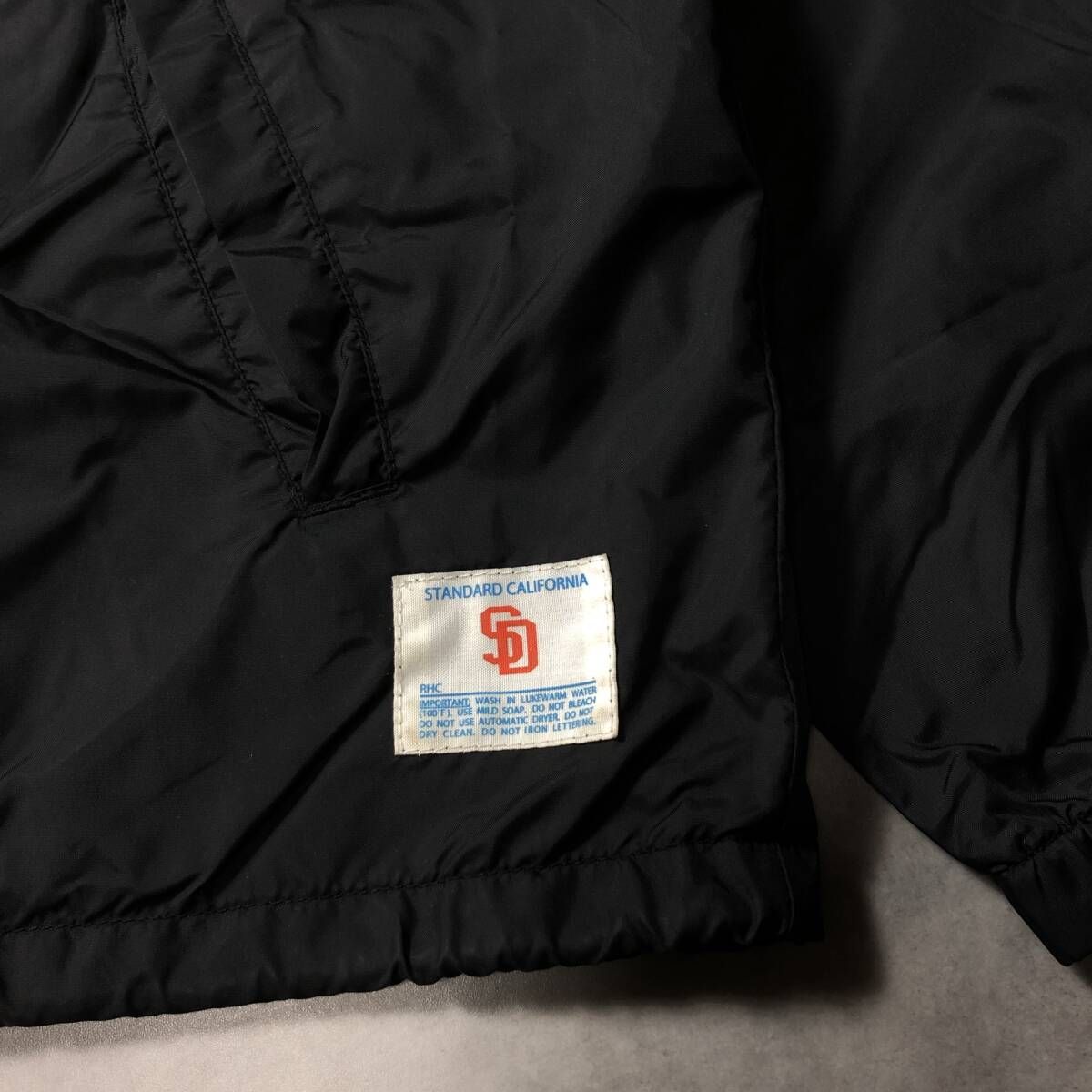 スタンダードカリフォルニア　RHC別注　LAロゴ入りコーチジャケット GQ4476◇RHC×Standard California：RHC別注 LAロゴ コーチジャケット
