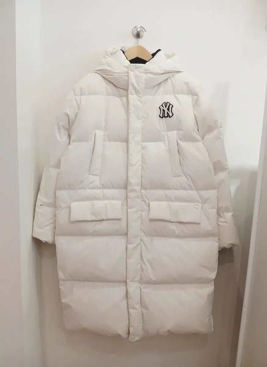 MLB YORK YANKEES グースダウンロング丈ダウンジャケット アイボリー
