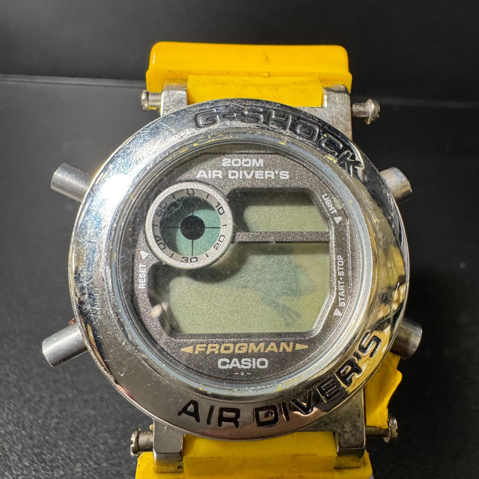 カシオ GショックQZ 黒文字盤 不動