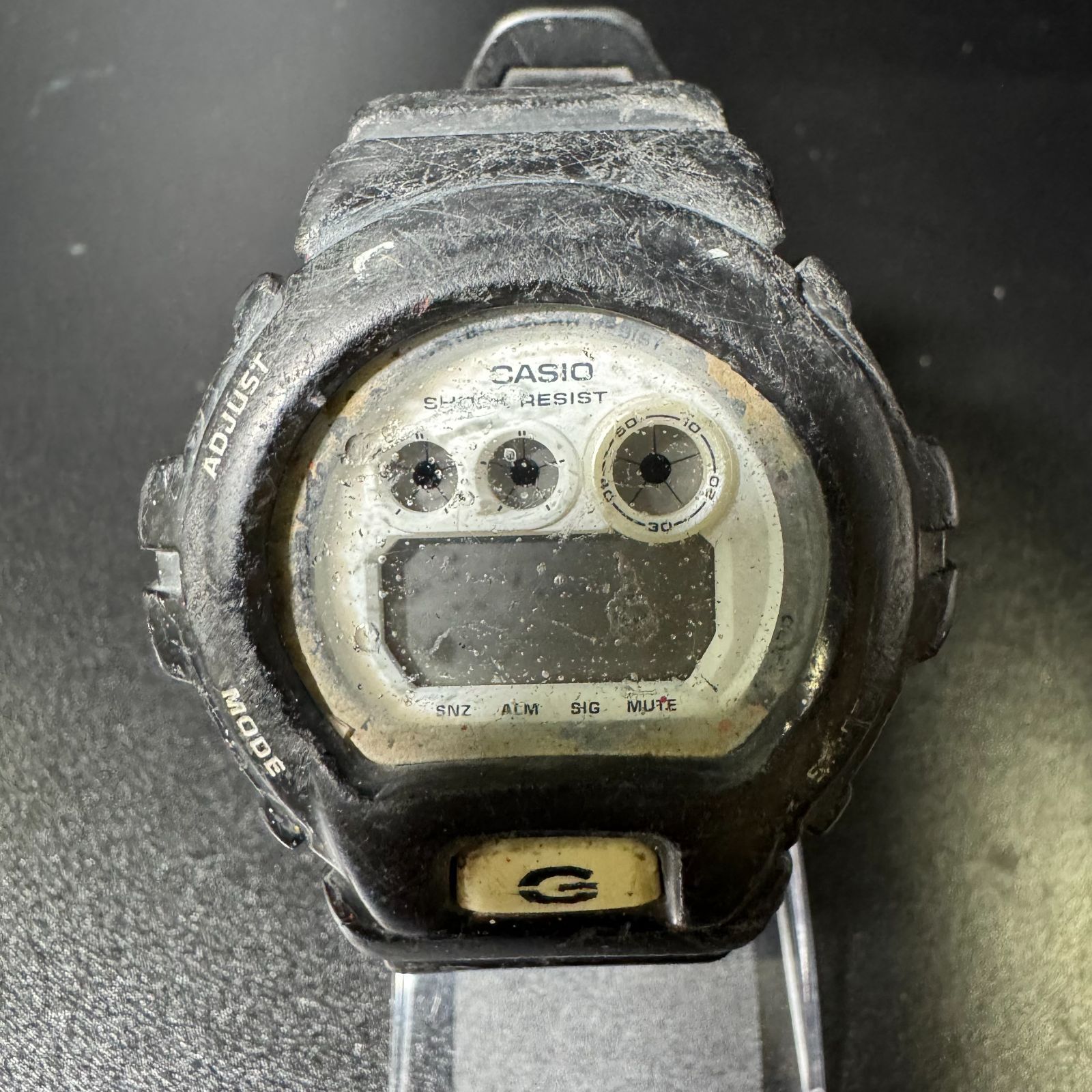 カシオ GショックQZ 白文字盤 不動