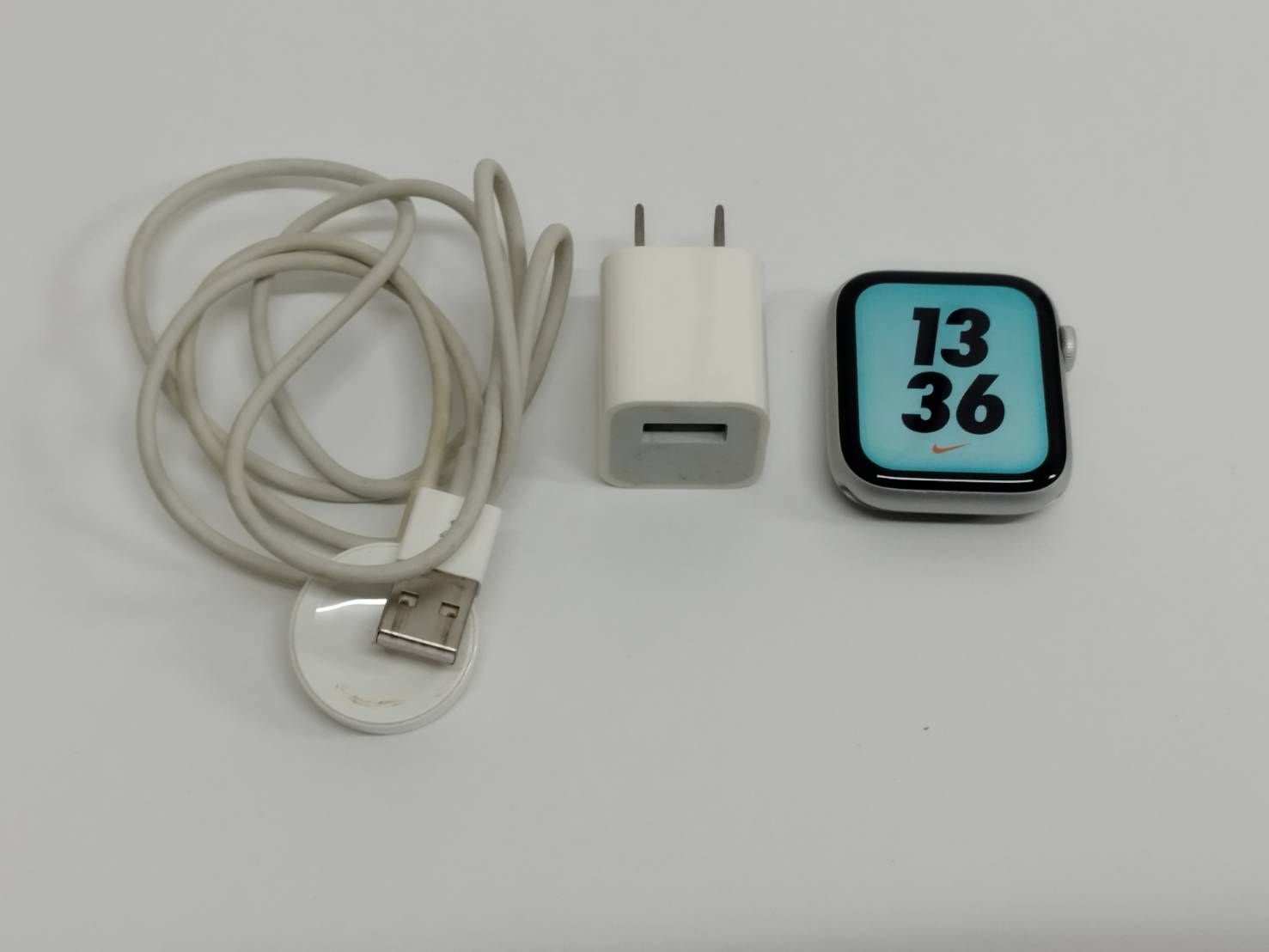 Apple Watch Nike Series 4 GPS 44 mm A 1978 シルバー MU 6 K 2 J