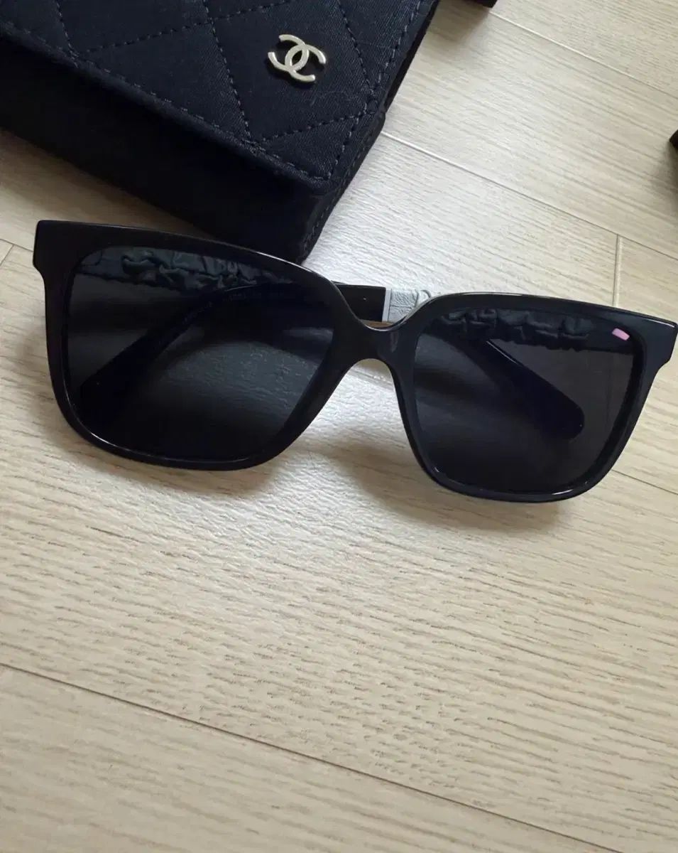 ブラック サングラス